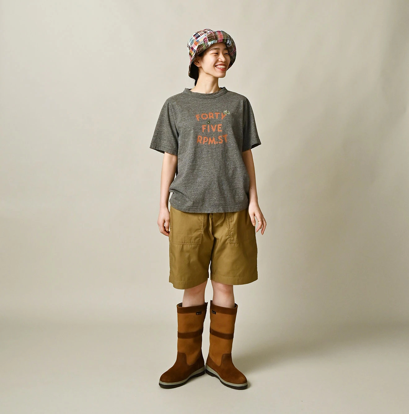 45R(フォーティファイブアール) |アゲハ刺繍ロゴプリントの908Tシャツ（トップ）