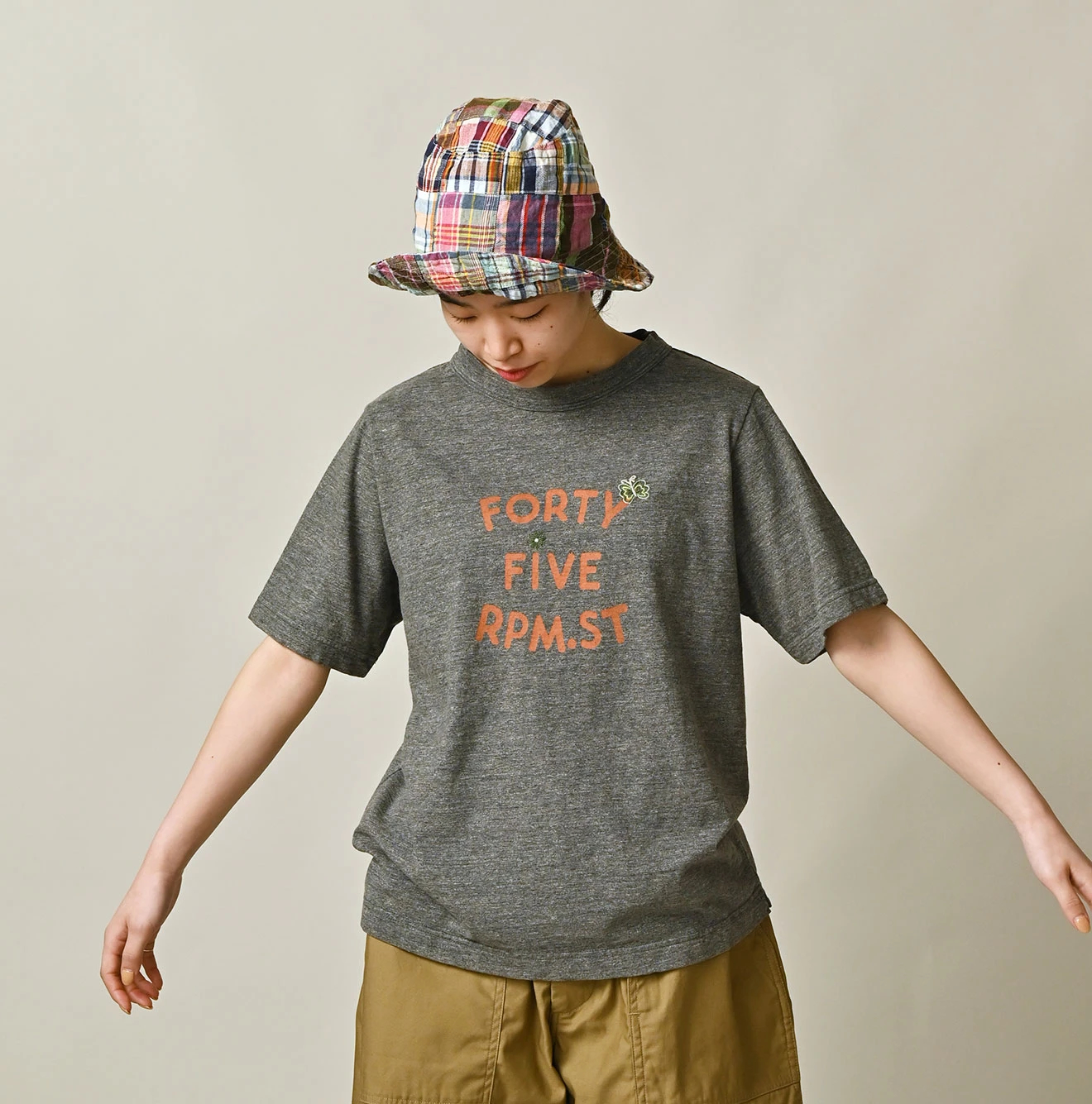 45R(フォーティファイブアール) |アゲハ刺繍ロゴプリントの908Tシャツ（トップ）