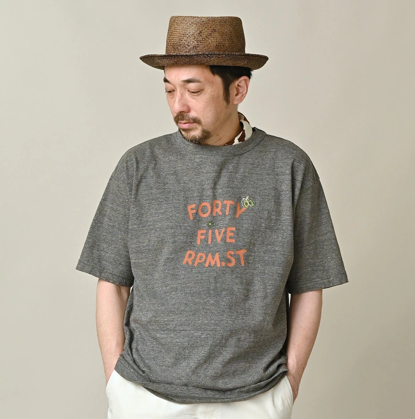 45R(フォーティファイブアール) |アゲハ刺繍ロゴプリントの908Tシャツ（トップ）