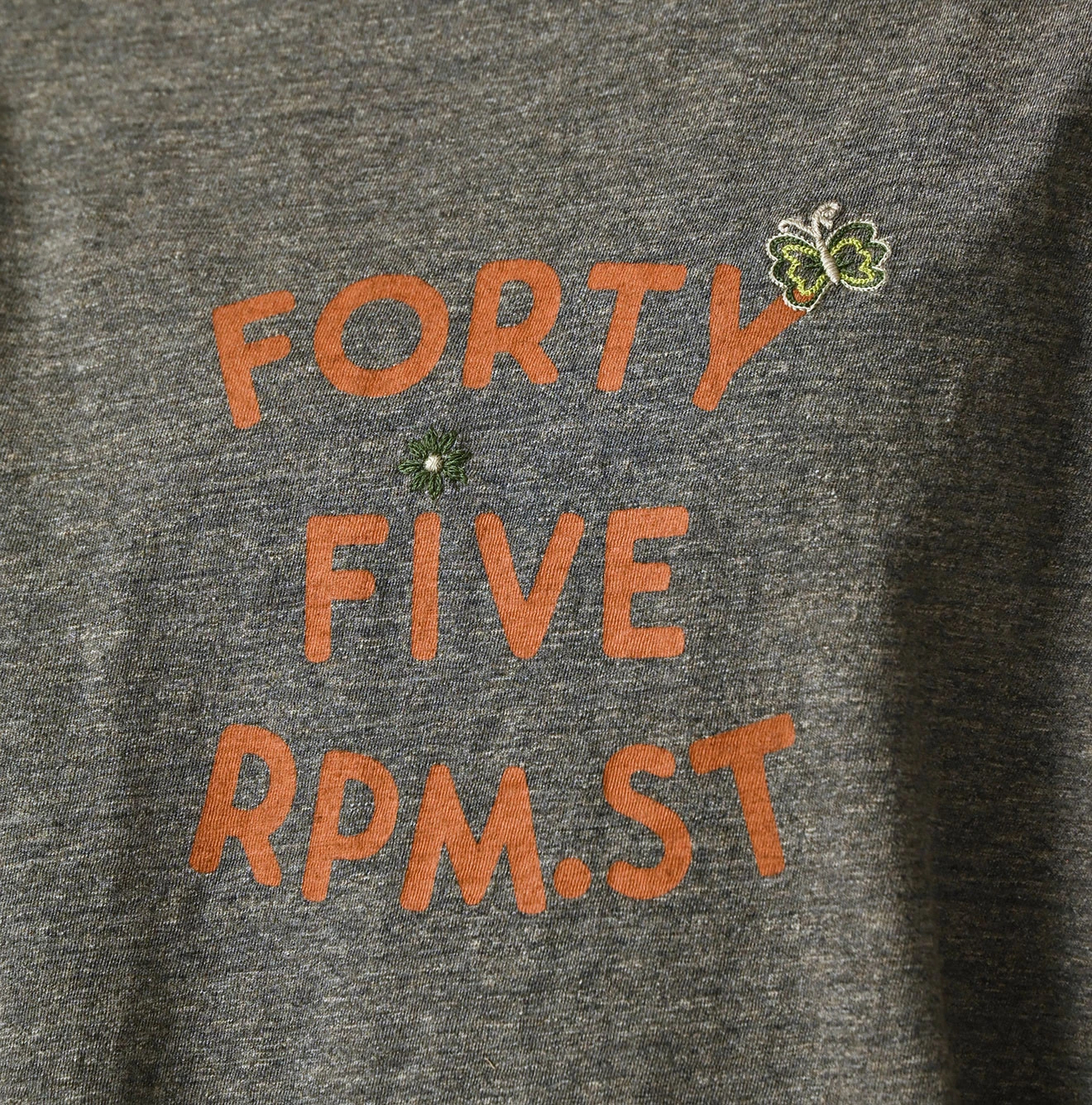 45R(フォーティファイブアール) |アゲハ刺繍ロゴプリントの908Tシャツ（トップ）