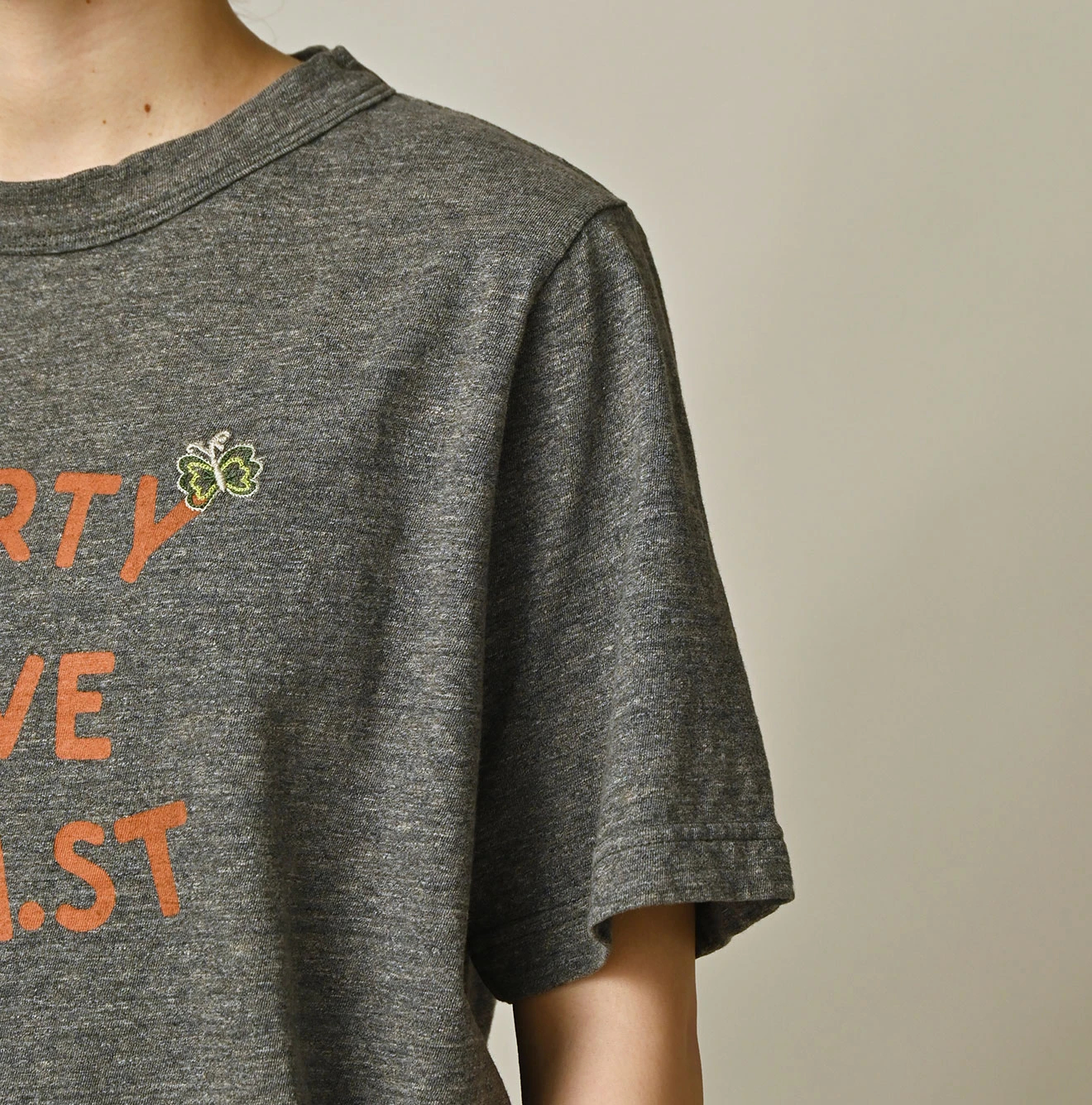 45R(フォーティファイブアール) |アゲハ刺繍ロゴプリントの908Tシャツ（トップ）