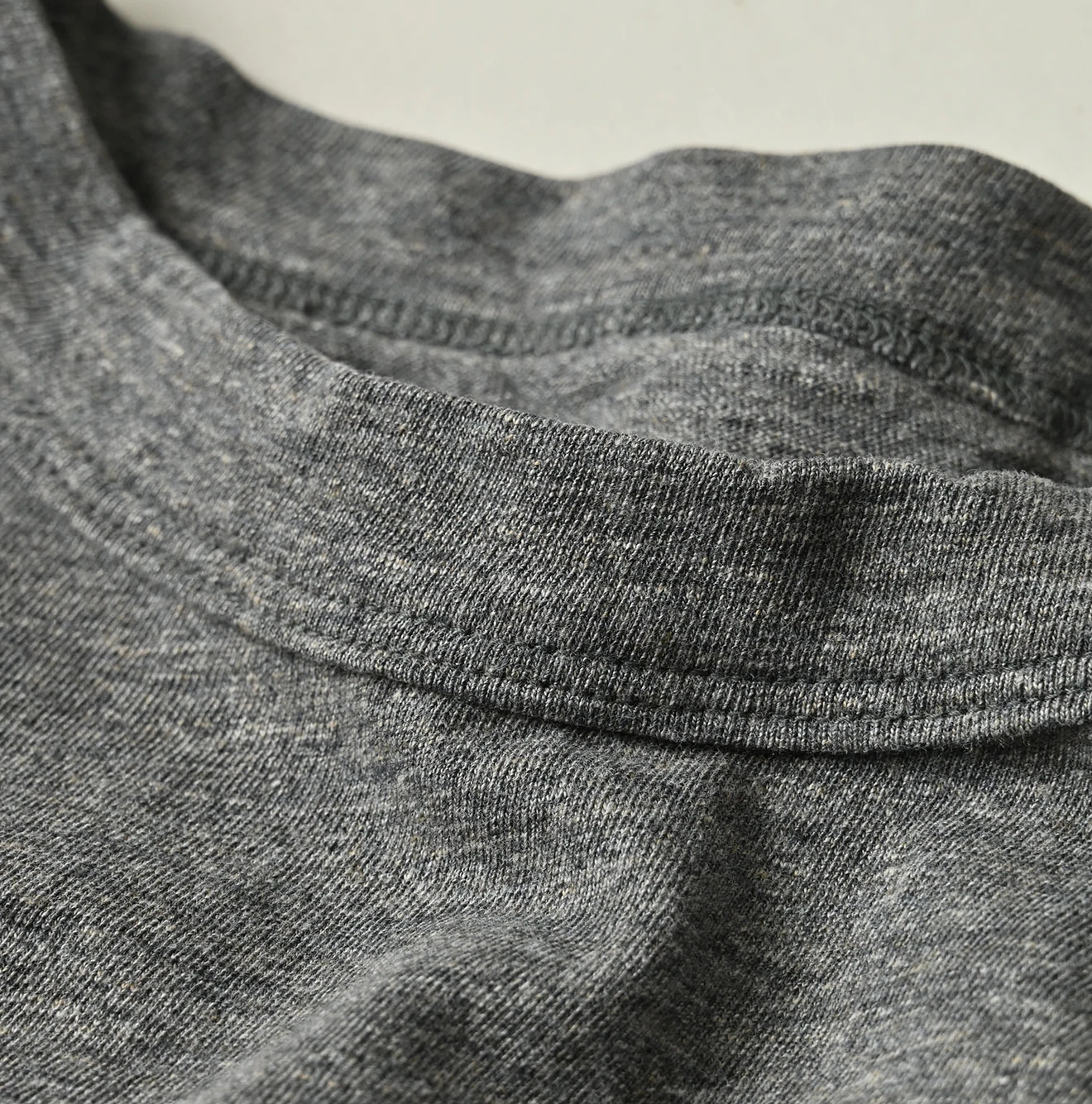 45R(フォーティファイブアール) |アゲハ刺繍ロゴプリントの908Tシャツ（トップ）