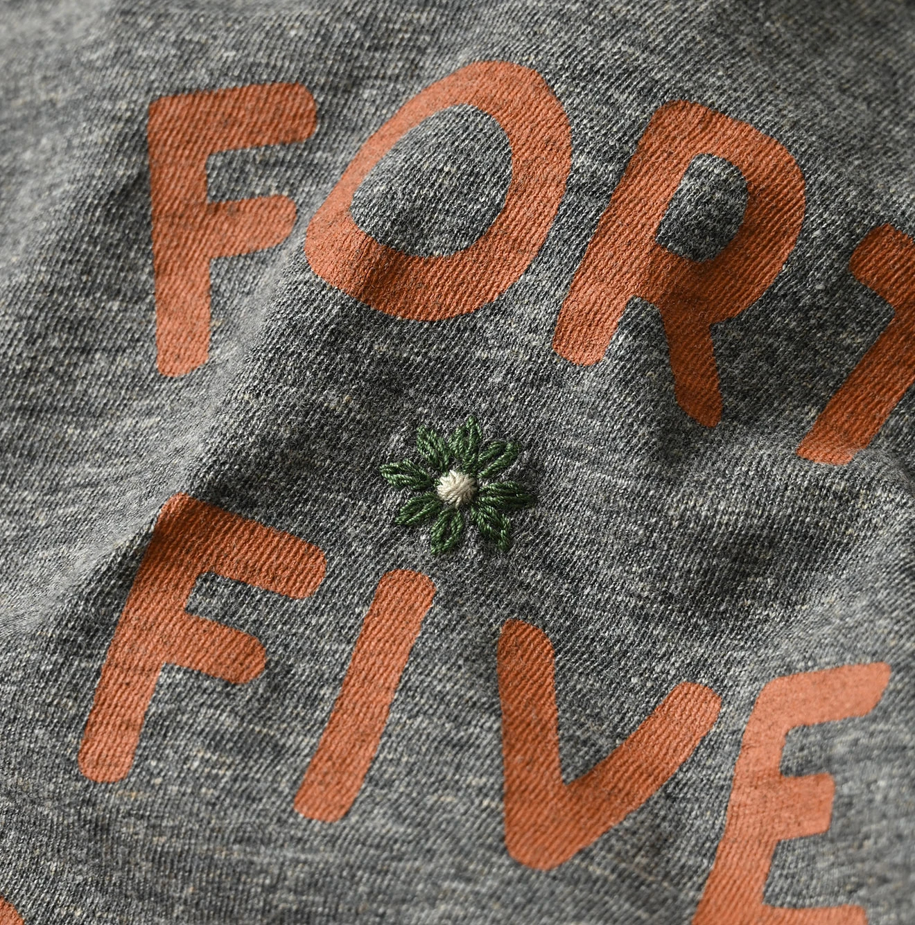 45R(フォーティファイブアール) |アゲハ刺繍ロゴプリントの908Tシャツ（トップ）