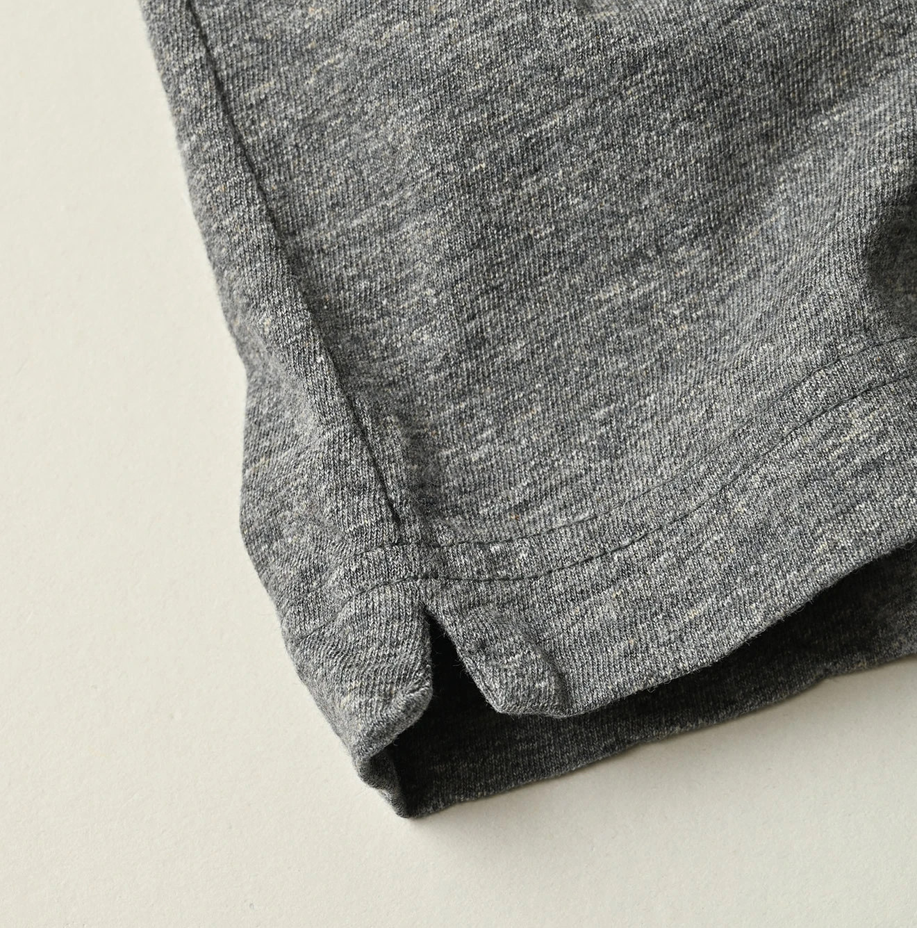 45R(フォーティファイブアール) |アゲハ刺繍ロゴプリントの908Tシャツ（トップ）