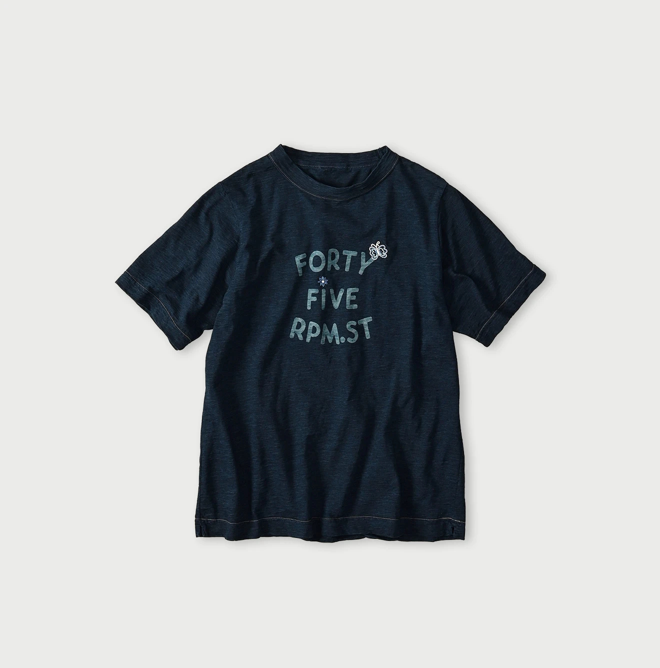 45R(フォーティファイブアール) |アゲハ刺繍ロゴプリントの908Tシャツ（インディゴ）