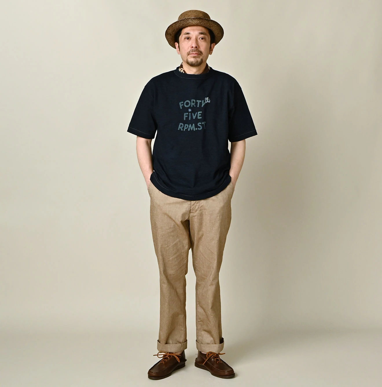 45R(フォーティファイブアール) |アゲハ刺繍ロゴプリントの908Tシャツ（インディゴ）