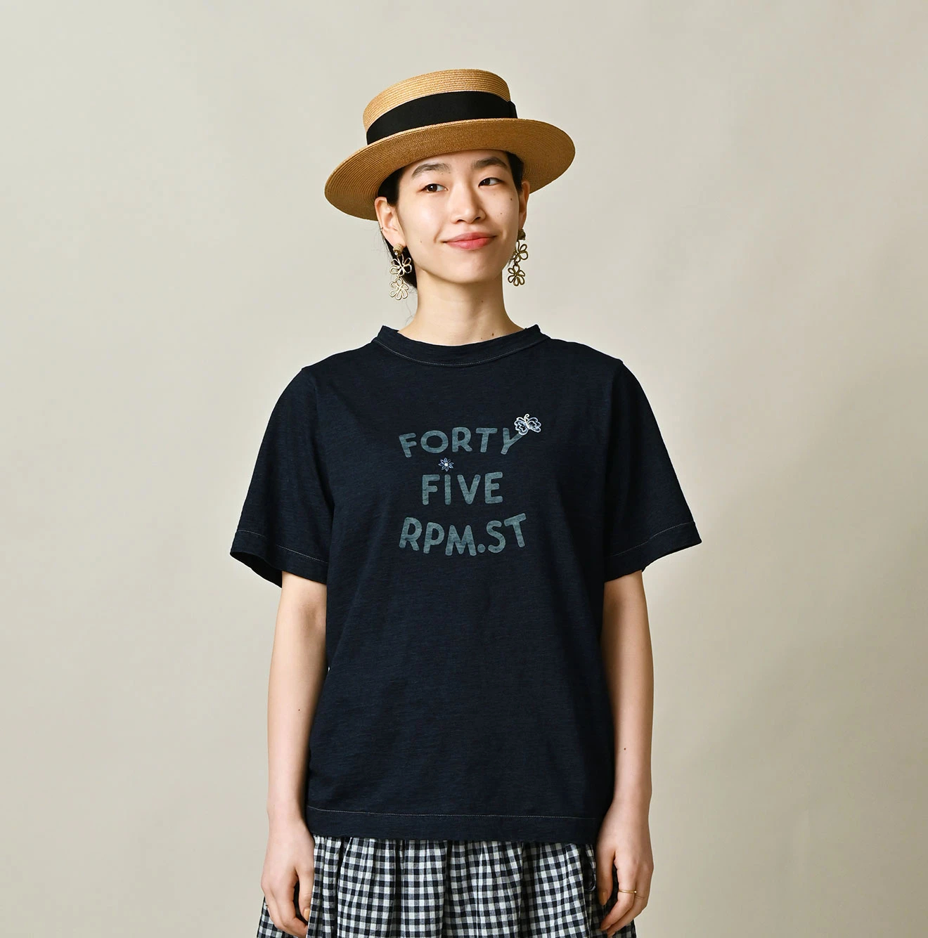 45R(フォーティファイブアール) |アゲハ刺繍ロゴプリントの908Tシャツ（インディゴ）