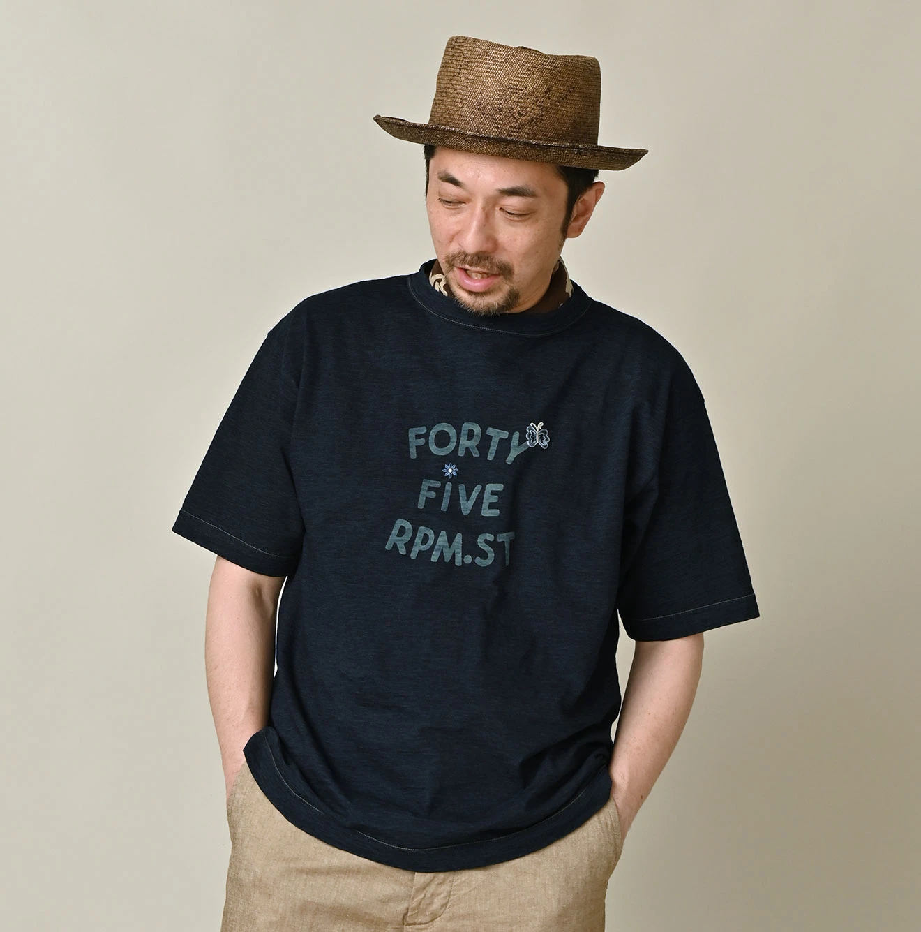 45R(フォーティファイブアール) |アゲハ刺繍ロゴプリントの908Tシャツ（インディゴ）