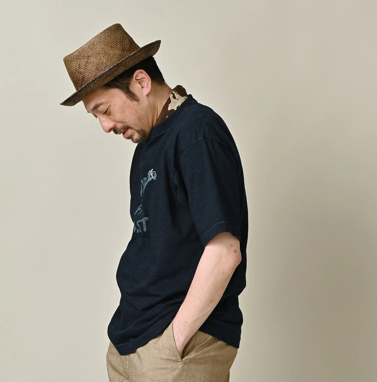 45R(フォーティファイブアール) |アゲハ刺繍ロゴプリントの908Tシャツ（インディゴ）