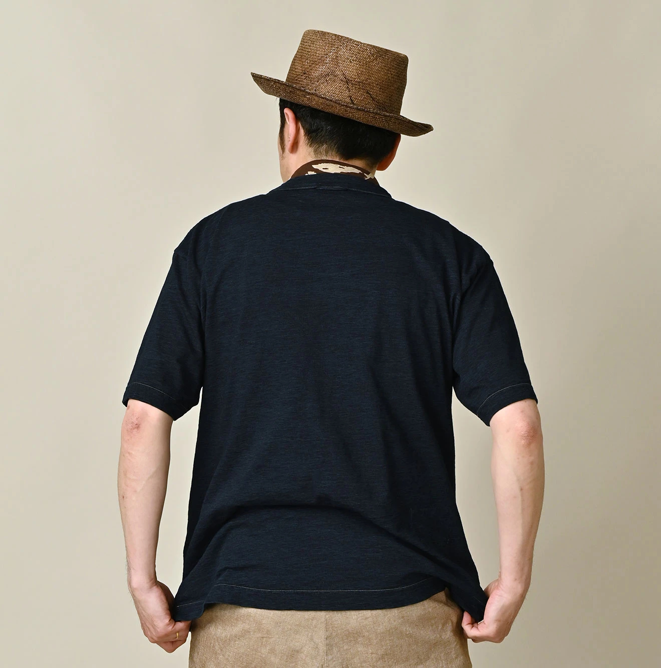 45R(フォーティファイブアール) |アゲハ刺繍ロゴプリントの908Tシャツ（インディゴ）