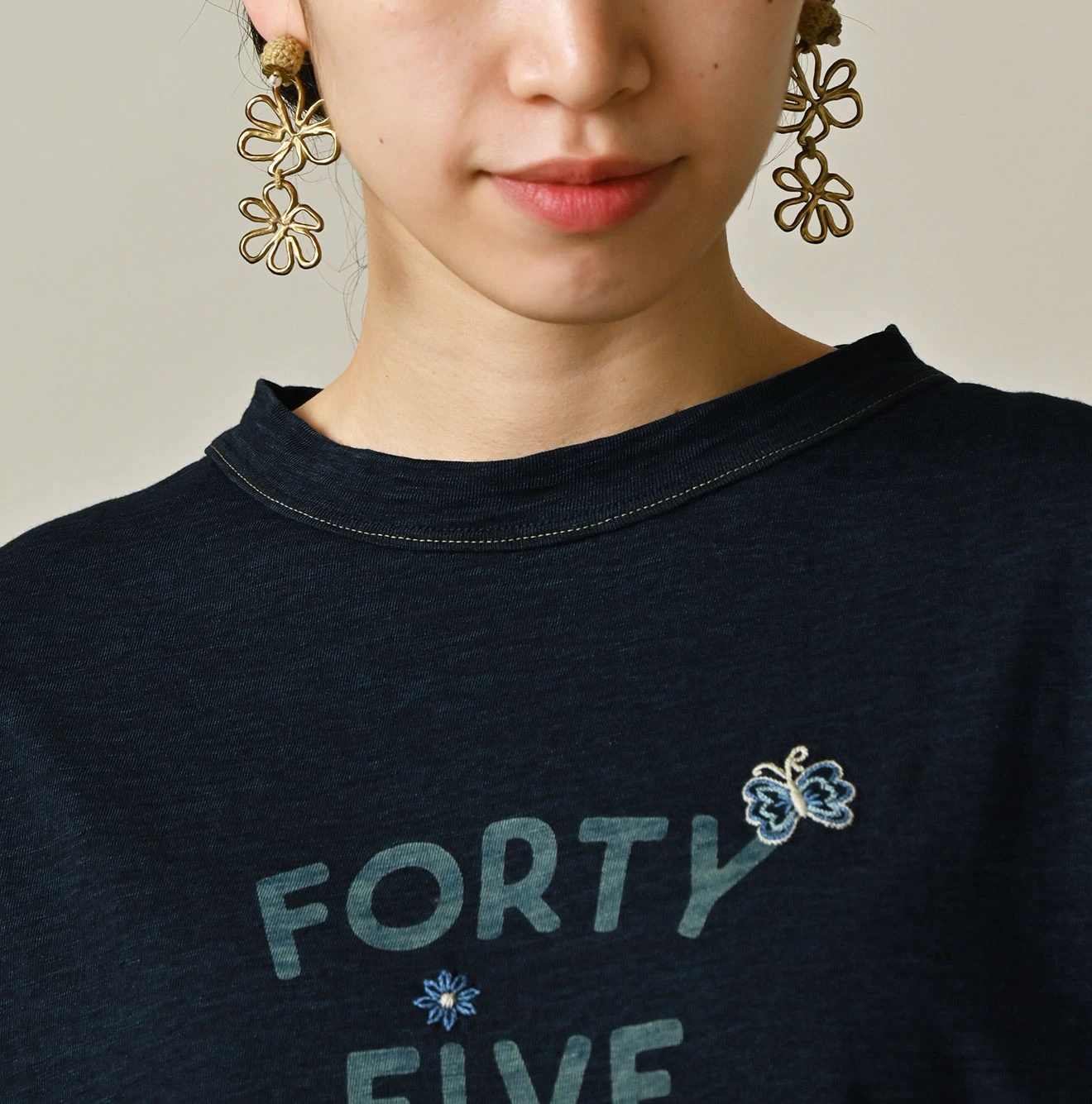 45R(フォーティファイブアール) |アゲハ刺繍ロゴプリントの908Tシャツ（インディゴ）