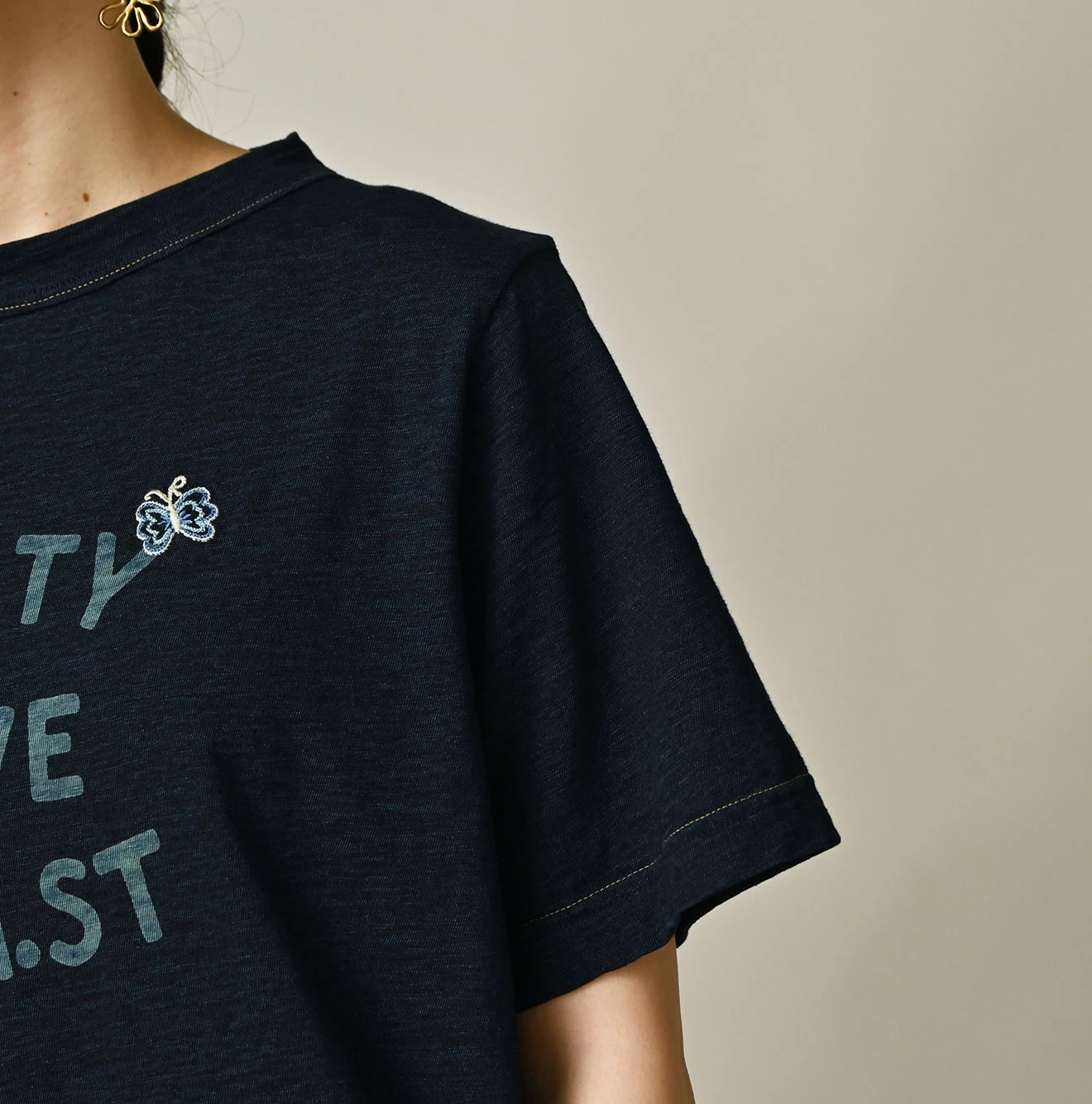 45R(フォーティファイブアール) |アゲハ刺繍ロゴプリントの908Tシャツ（インディゴ）