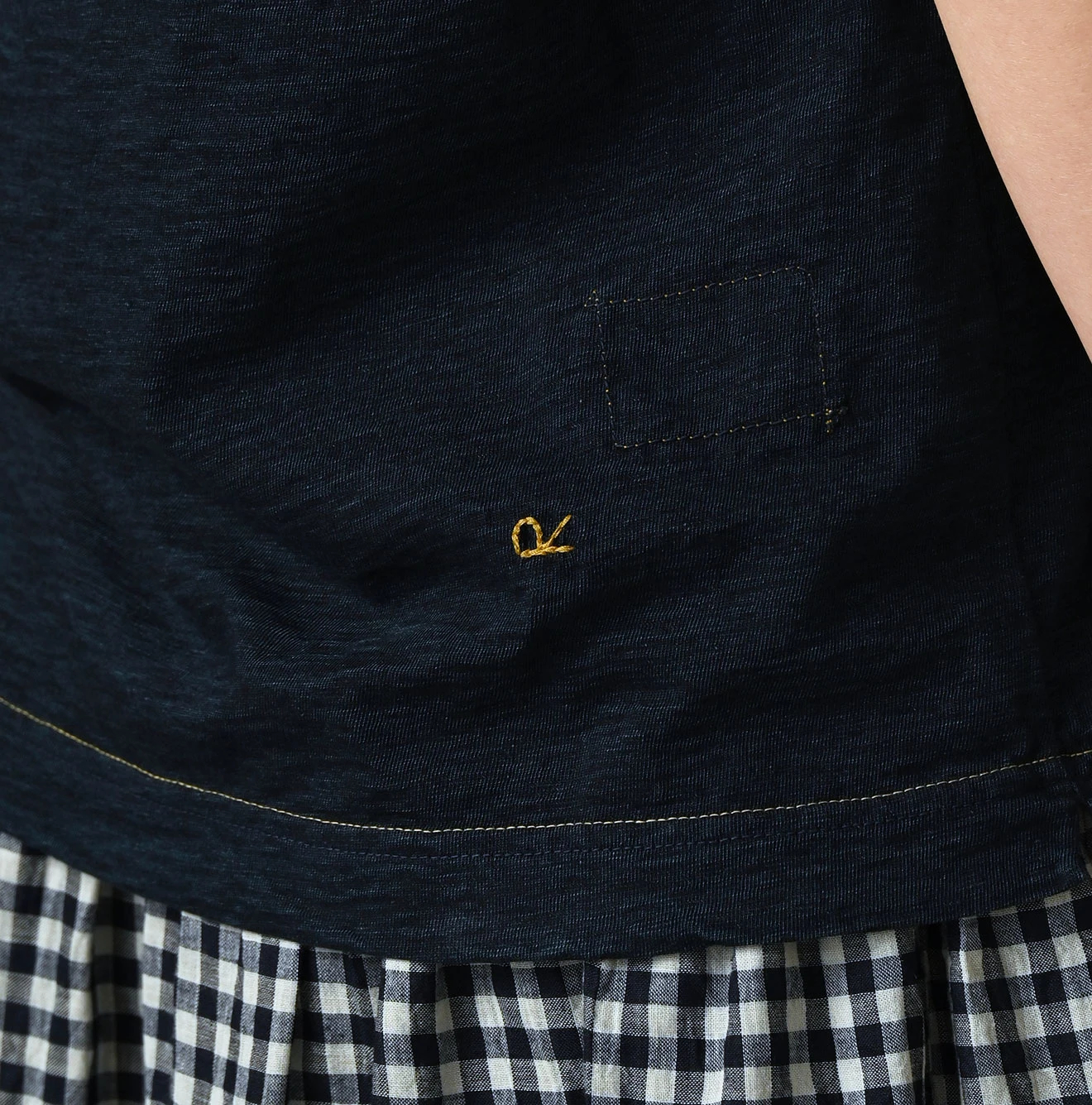 45R(フォーティファイブアール) |アゲハ刺繍ロゴプリントの908Tシャツ（インディゴ）