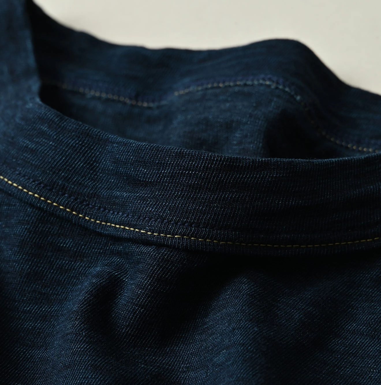 45R(フォーティファイブアール) |アゲハ刺繍ロゴプリントの908Tシャツ（インディゴ）