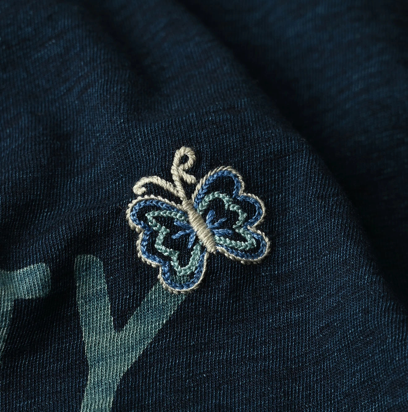 45R(フォーティファイブアール) |アゲハ刺繍ロゴプリントの908Tシャツ（インディゴ）