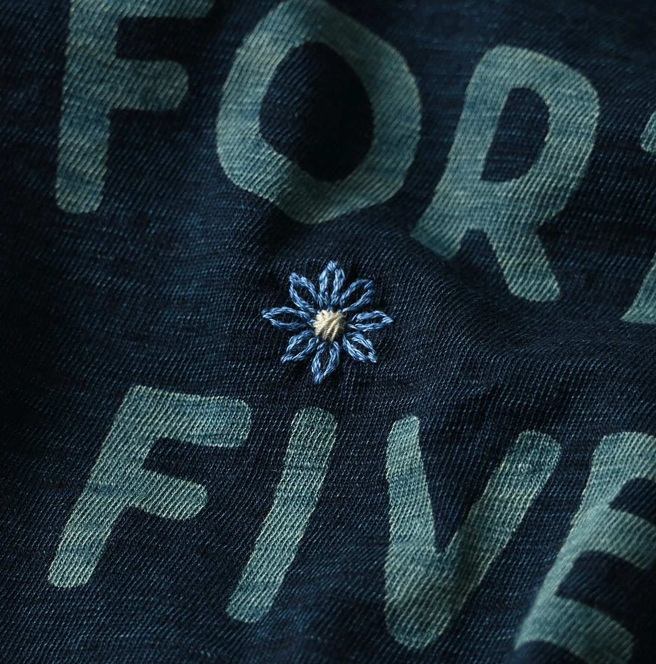 45R(フォーティファイブアール) |アゲハ刺繍ロゴプリントの908Tシャツ（インディゴ）