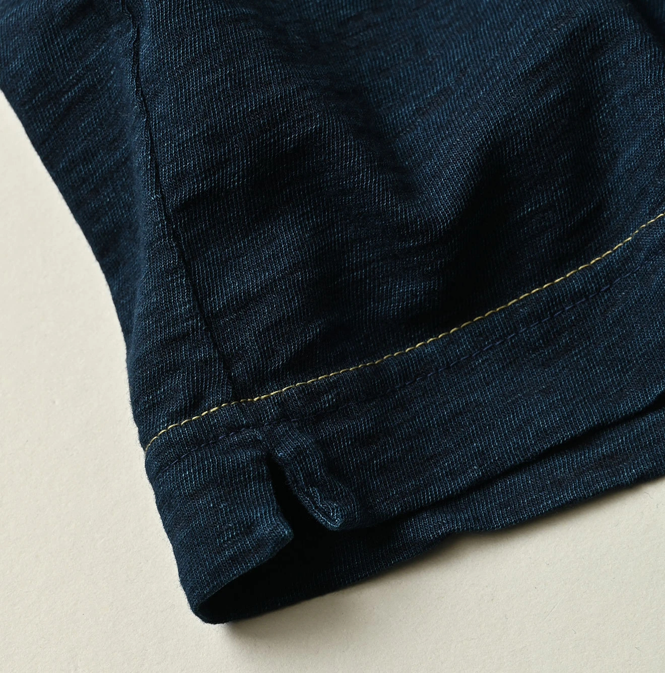 45R(フォーティファイブアール) |アゲハ刺繍ロゴプリントの908Tシャツ（インディゴ）