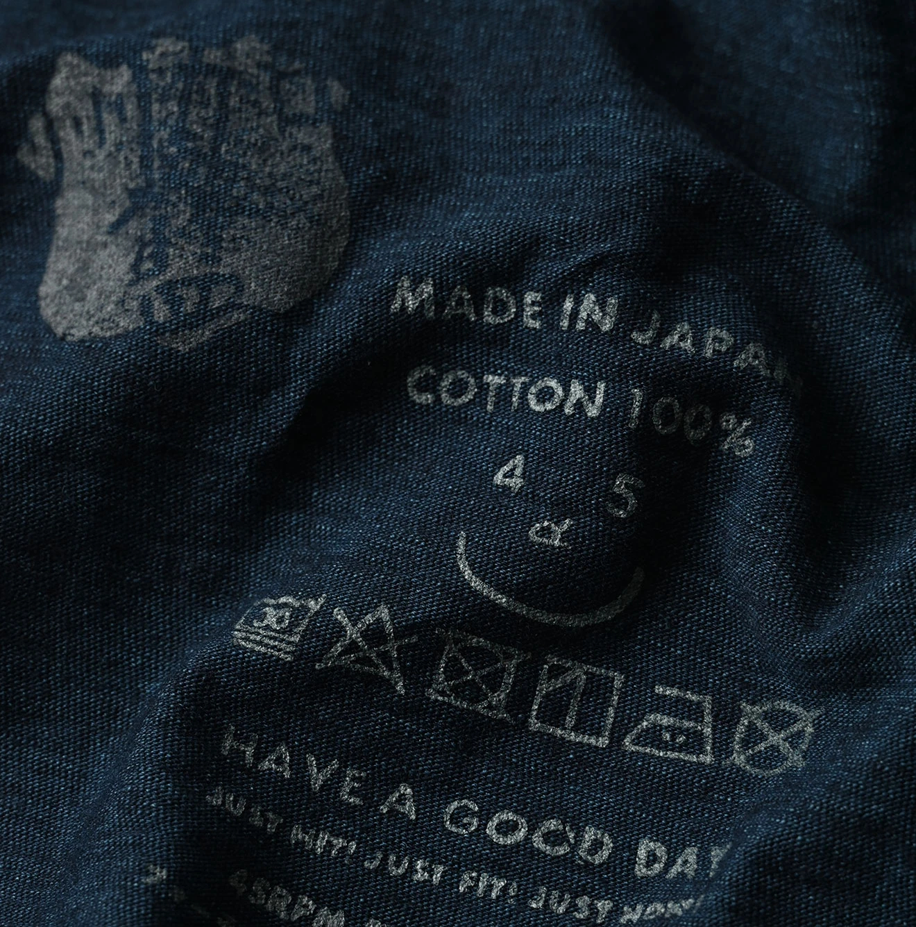 45R(フォーティファイブアール) |アゲハ刺繍ロゴプリントの908Tシャツ（インディゴ）