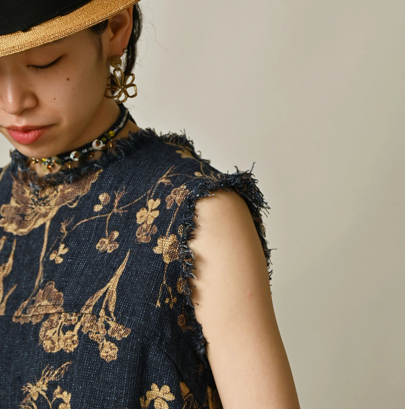 45R(フォーティファイブアール) |ギマゴザダックリンネルプリントのノースリーブトップ（インディゴ）