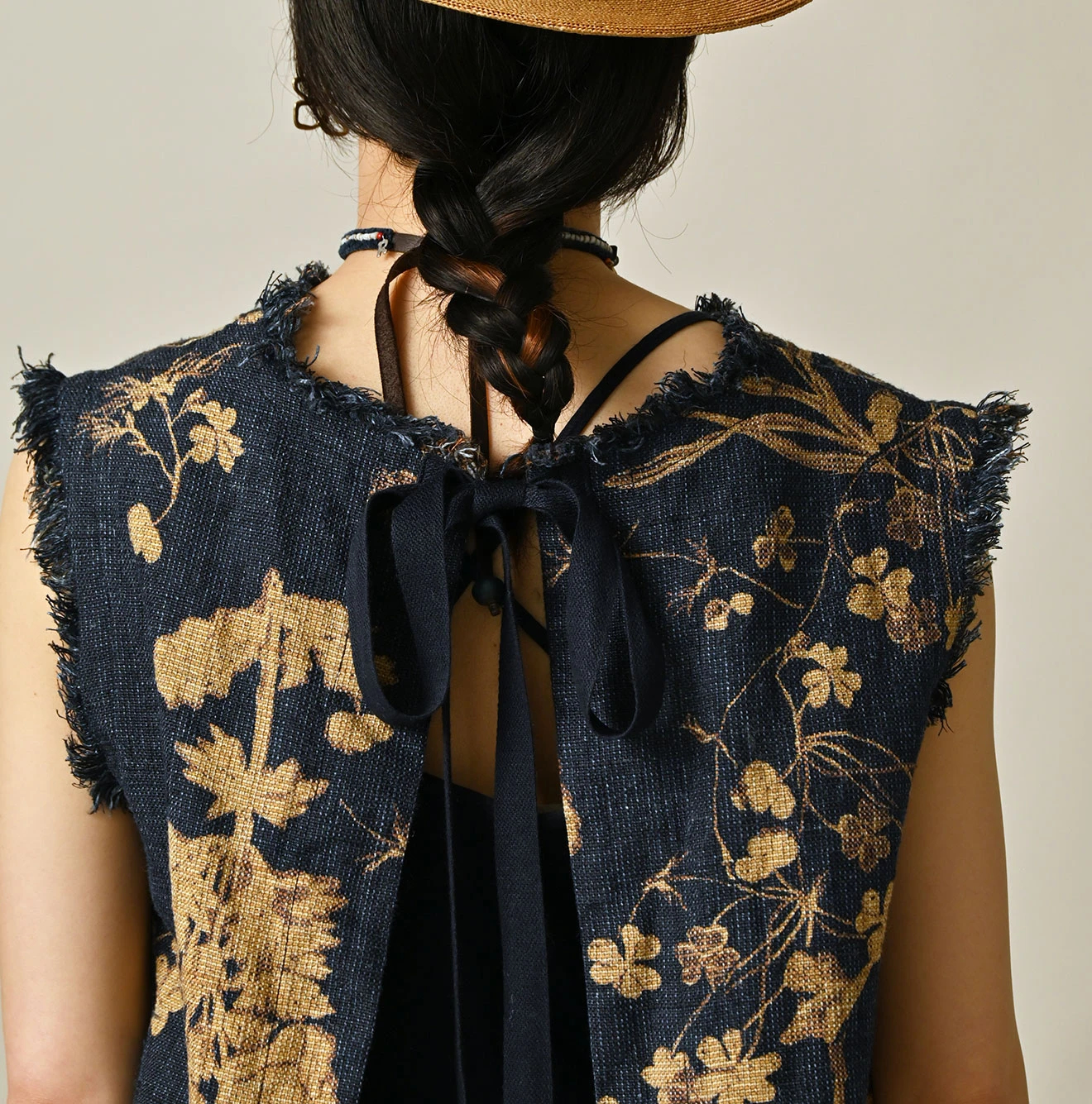 45R(フォーティファイブアール) |ギマゴザダックリンネルプリントのノースリーブトップ（インディゴ）