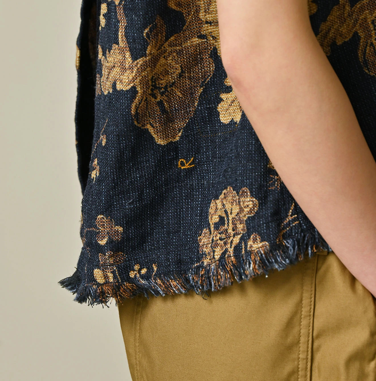 45R(フォーティファイブアール) |ギマゴザダックリンネルプリントのノースリーブトップ（インディゴ）