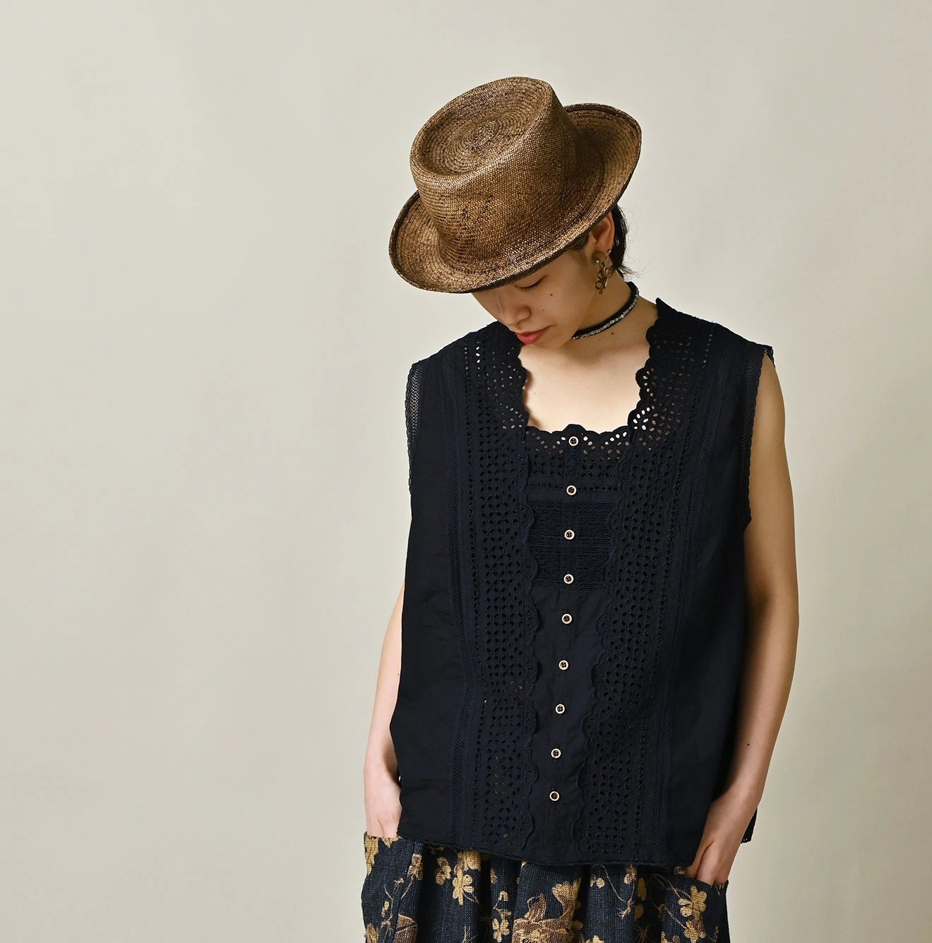 45R(フォーティファイブアール) |バチストカットワークのノースリーブトップ（インディゴ）