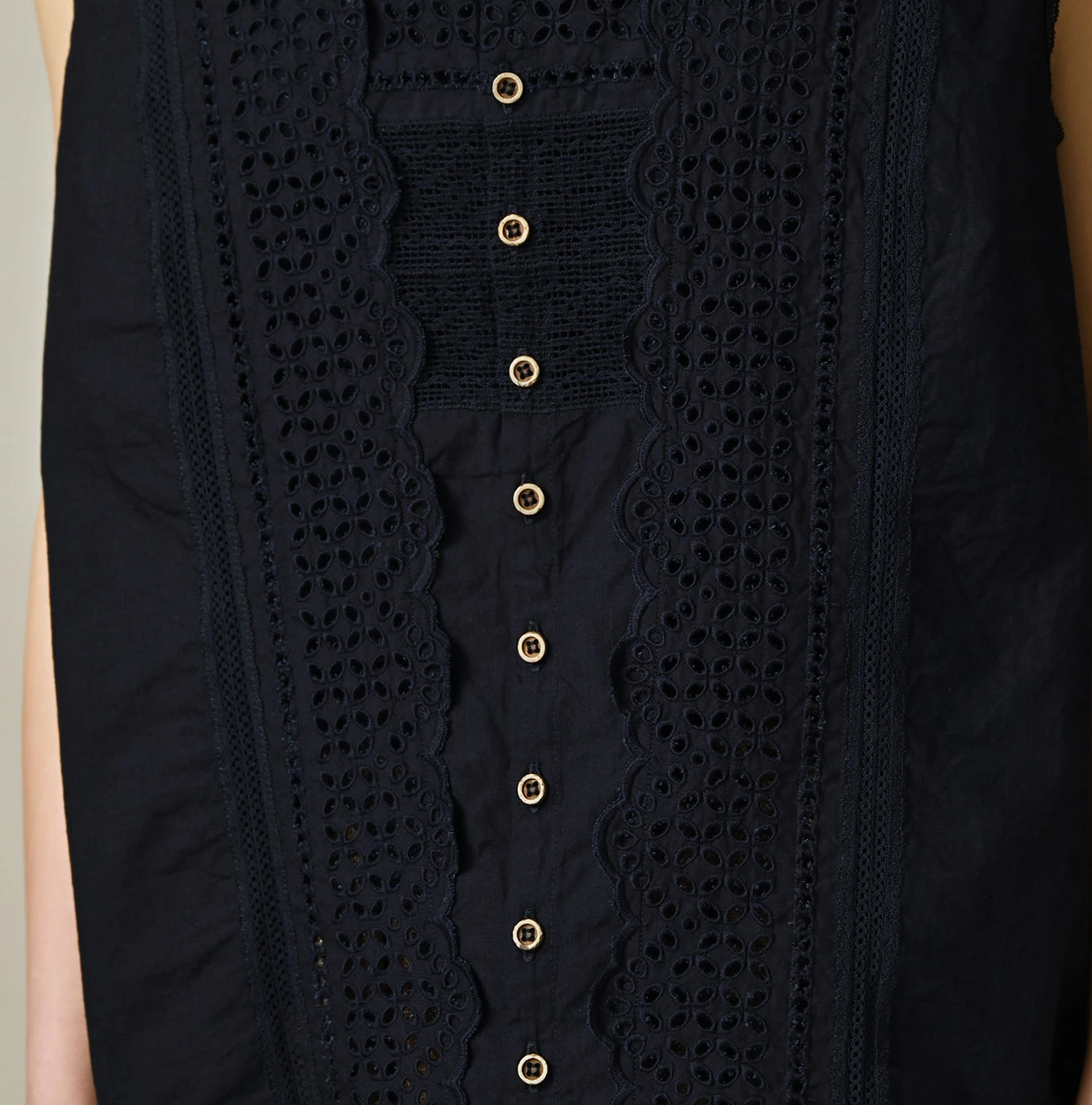 45R(フォーティファイブアール) |バチストカットワークのノースリーブトップ（インディゴ）