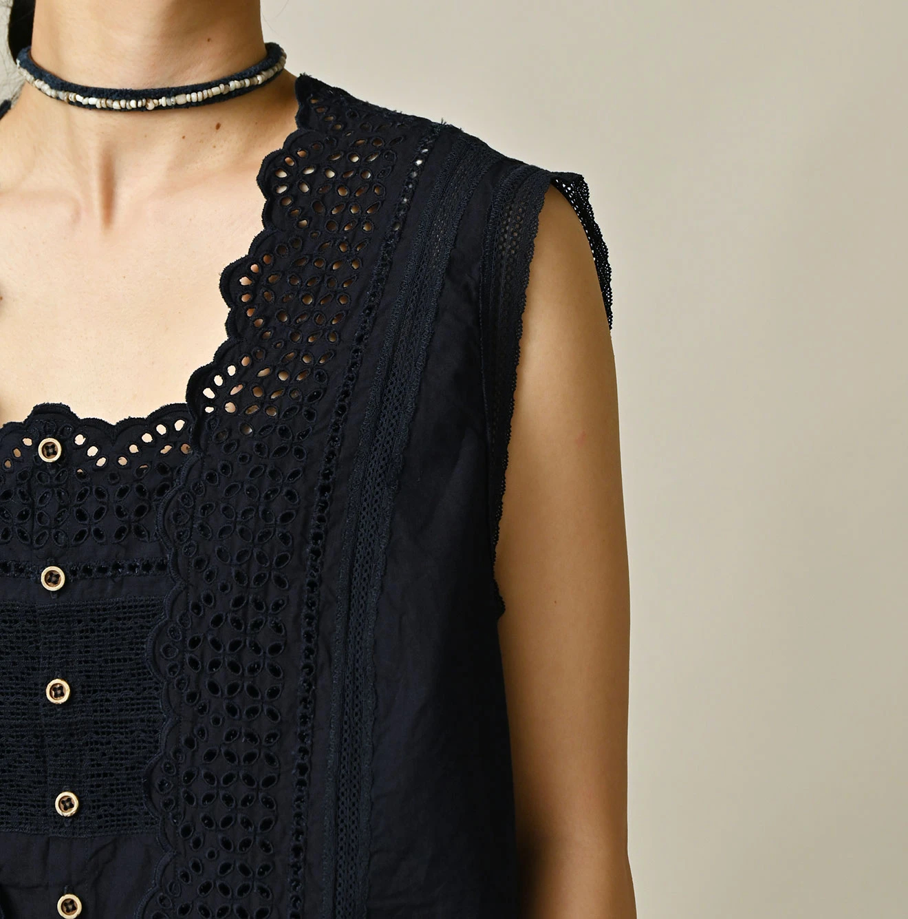 45R(フォーティファイブアール) |バチストカットワークのノースリーブトップ（インディゴ）