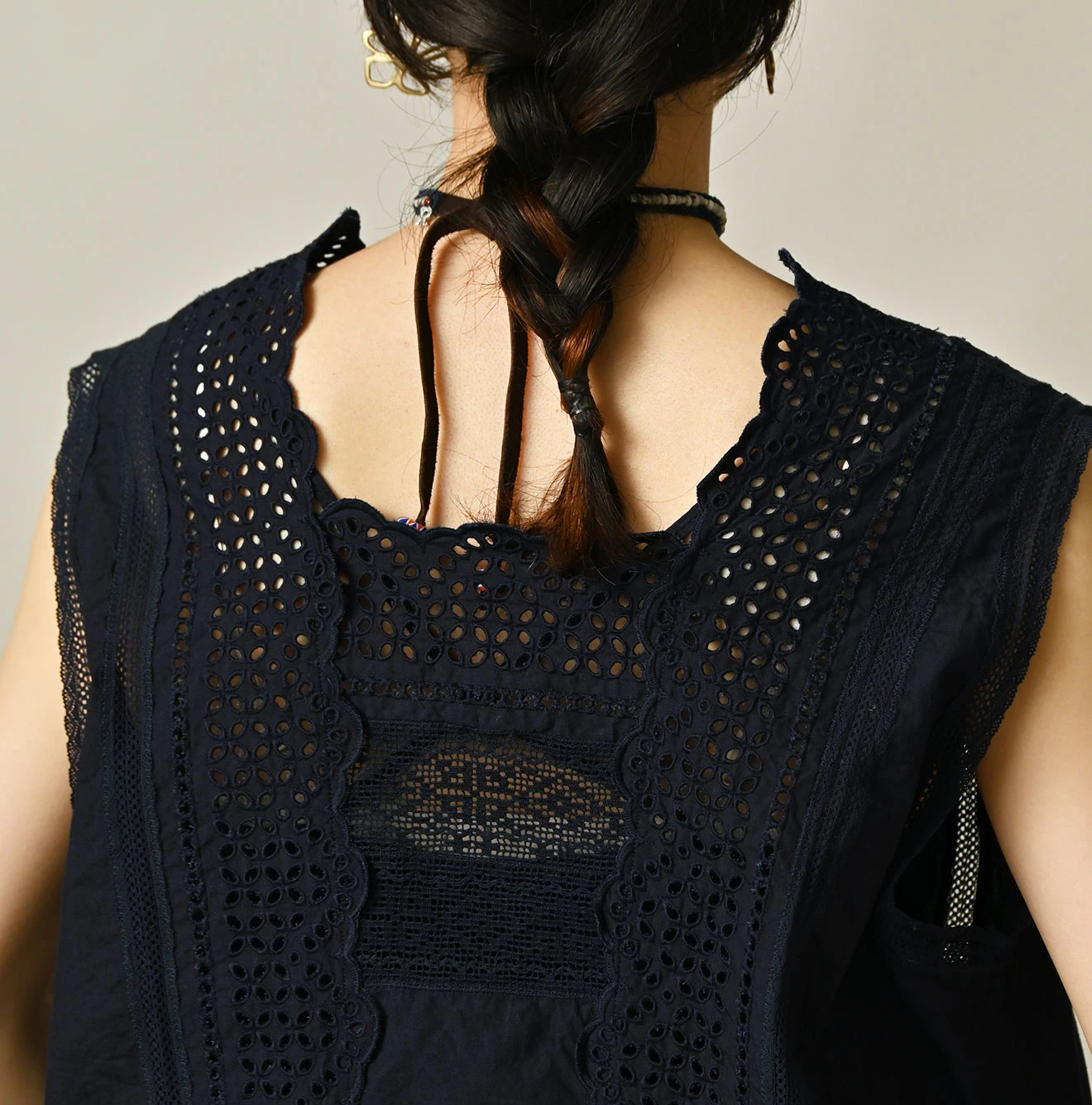 45R(フォーティファイブアール) |バチストカットワークのノースリーブトップ（インディゴ）