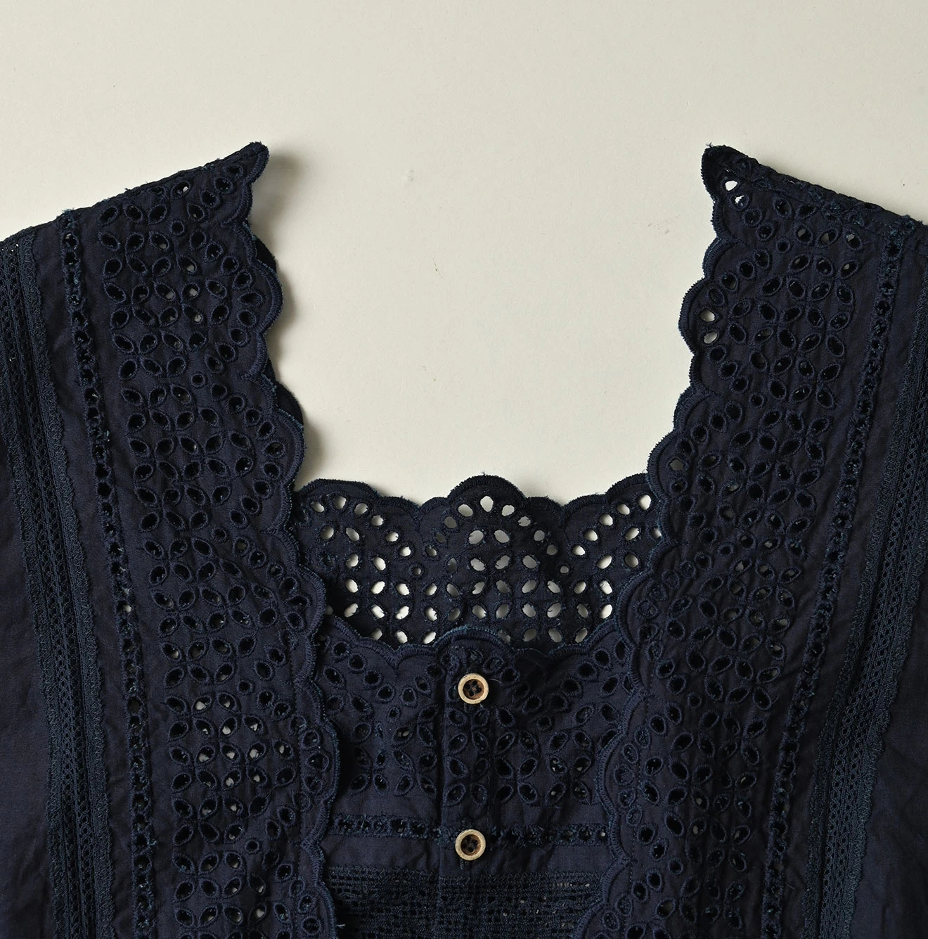 45R(フォーティファイブアール) |バチストカットワークのノースリーブトップ（インディゴ）