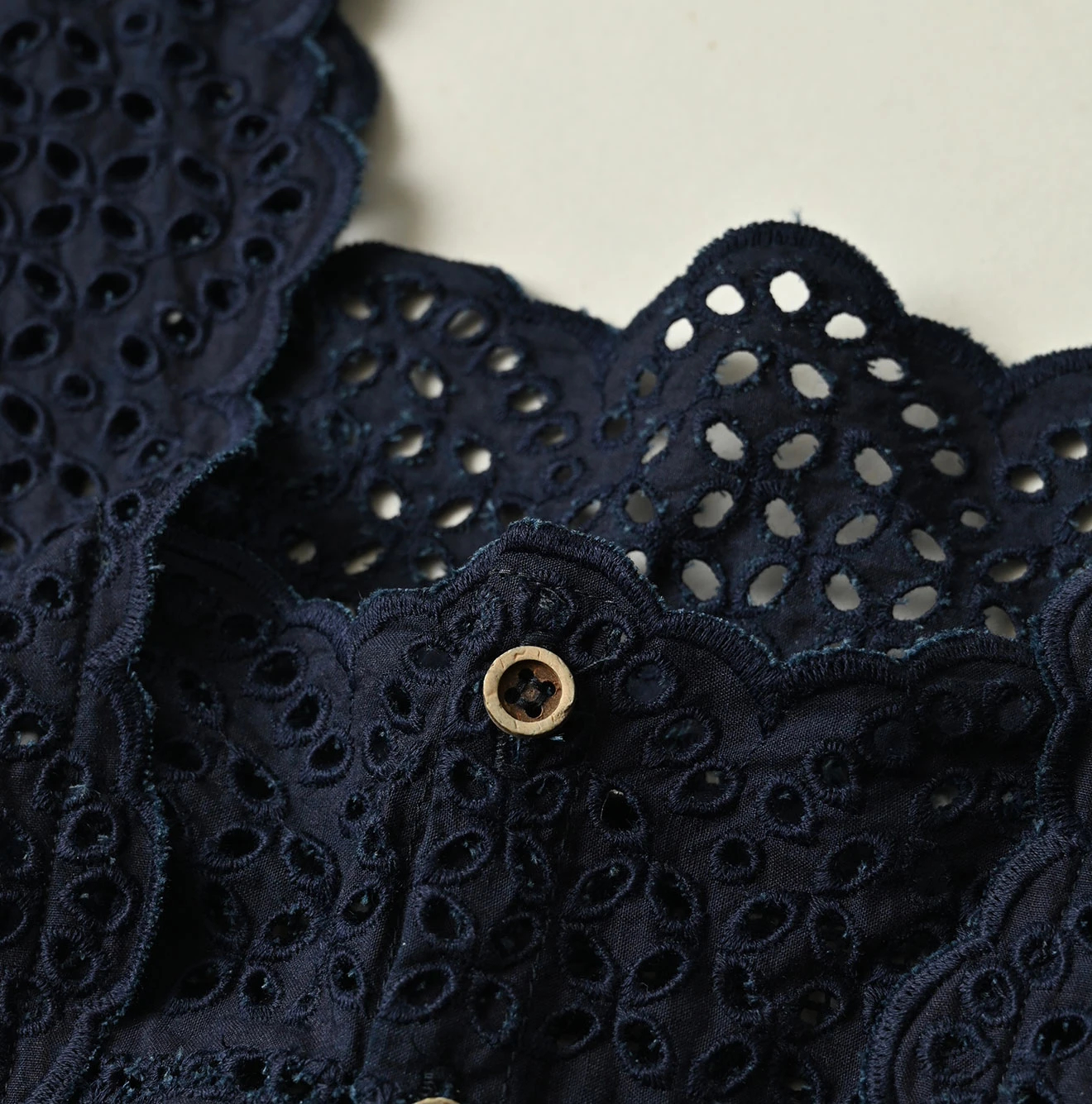 45R(フォーティファイブアール) |バチストカットワークのノースリーブトップ（インディゴ）