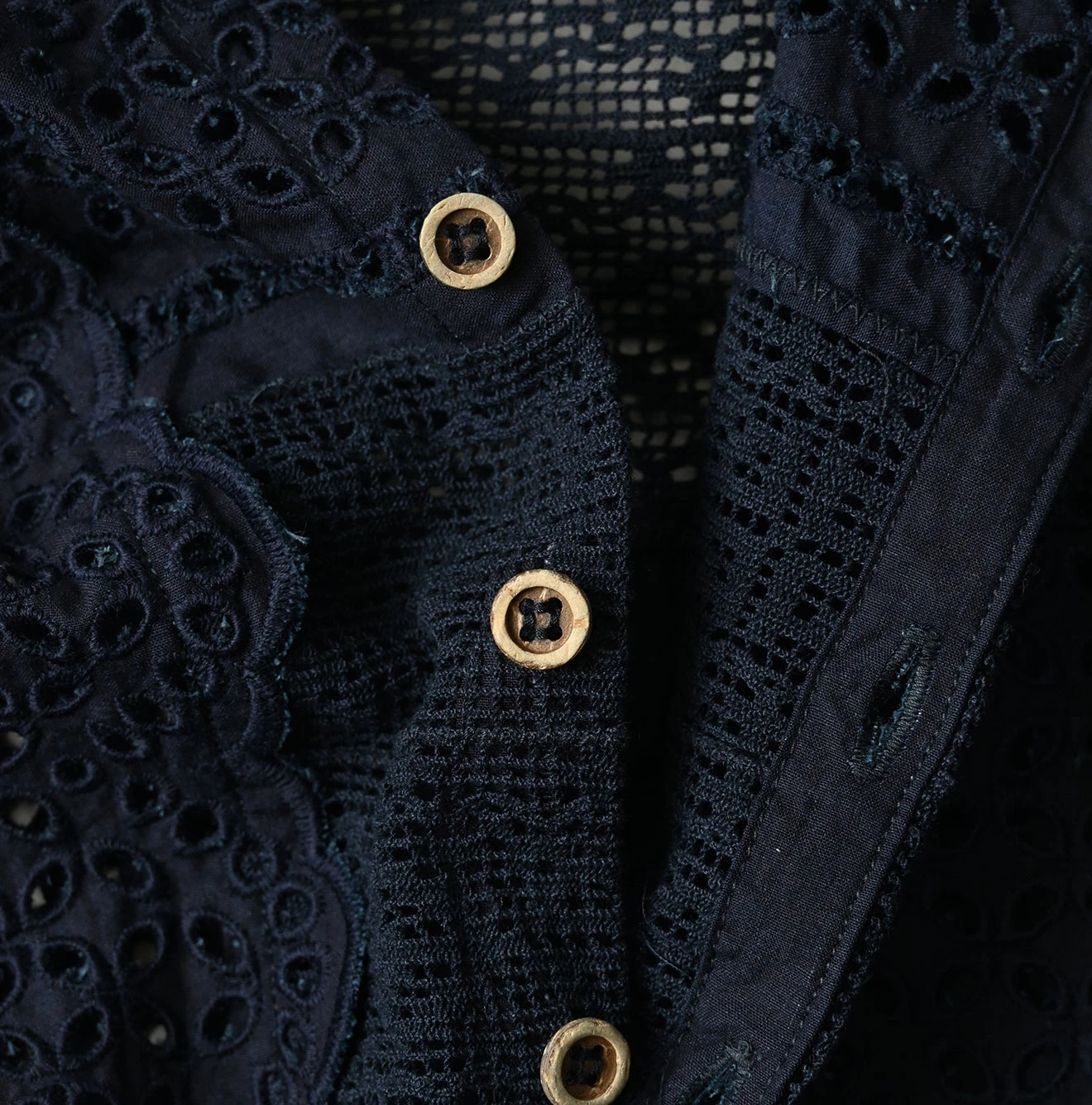 45R(フォーティファイブアール) |バチストカットワークのノースリーブトップ（インディゴ）