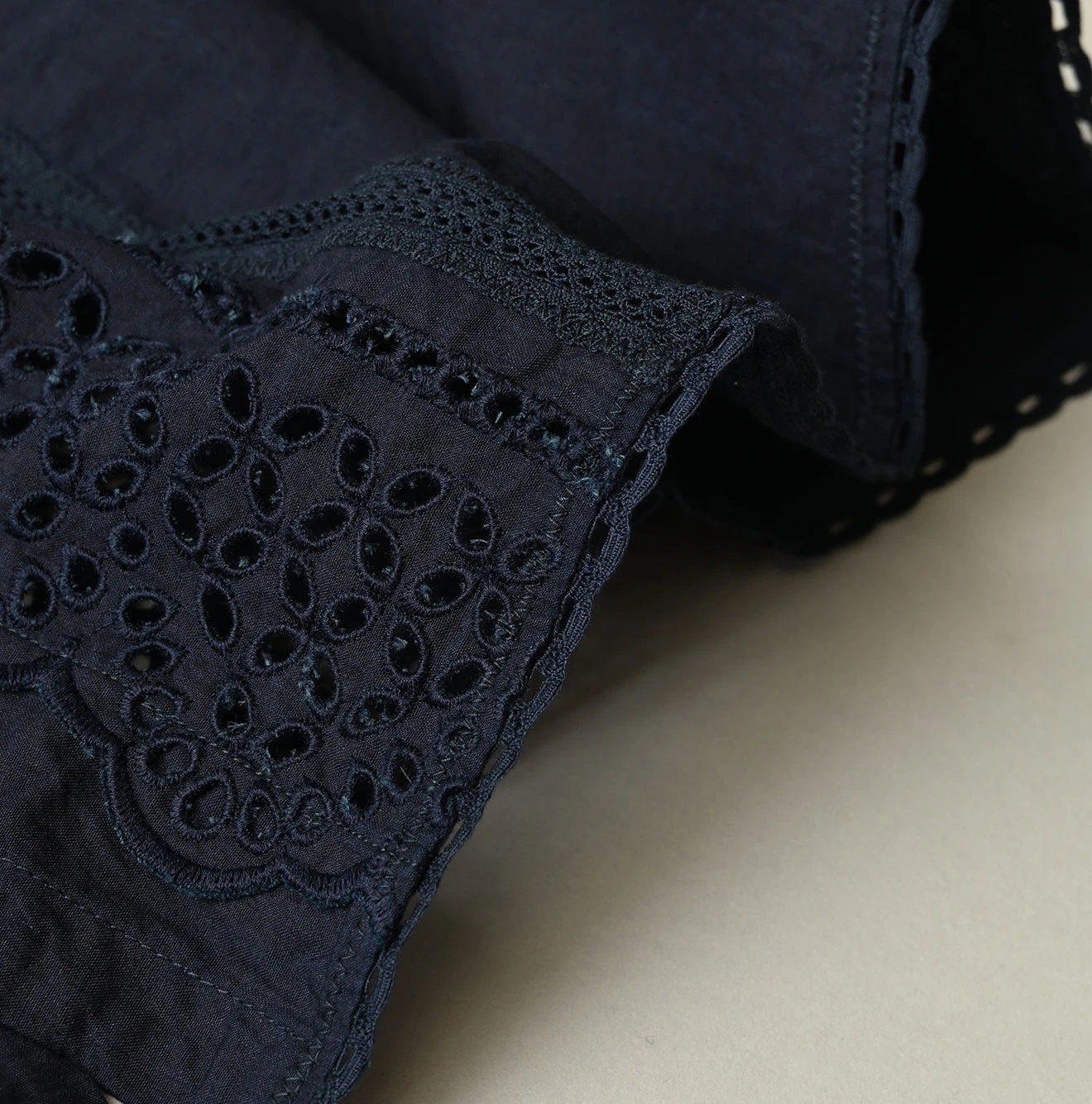 45R(フォーティファイブアール) |バチストカットワークのノースリーブトップ（インディゴ）