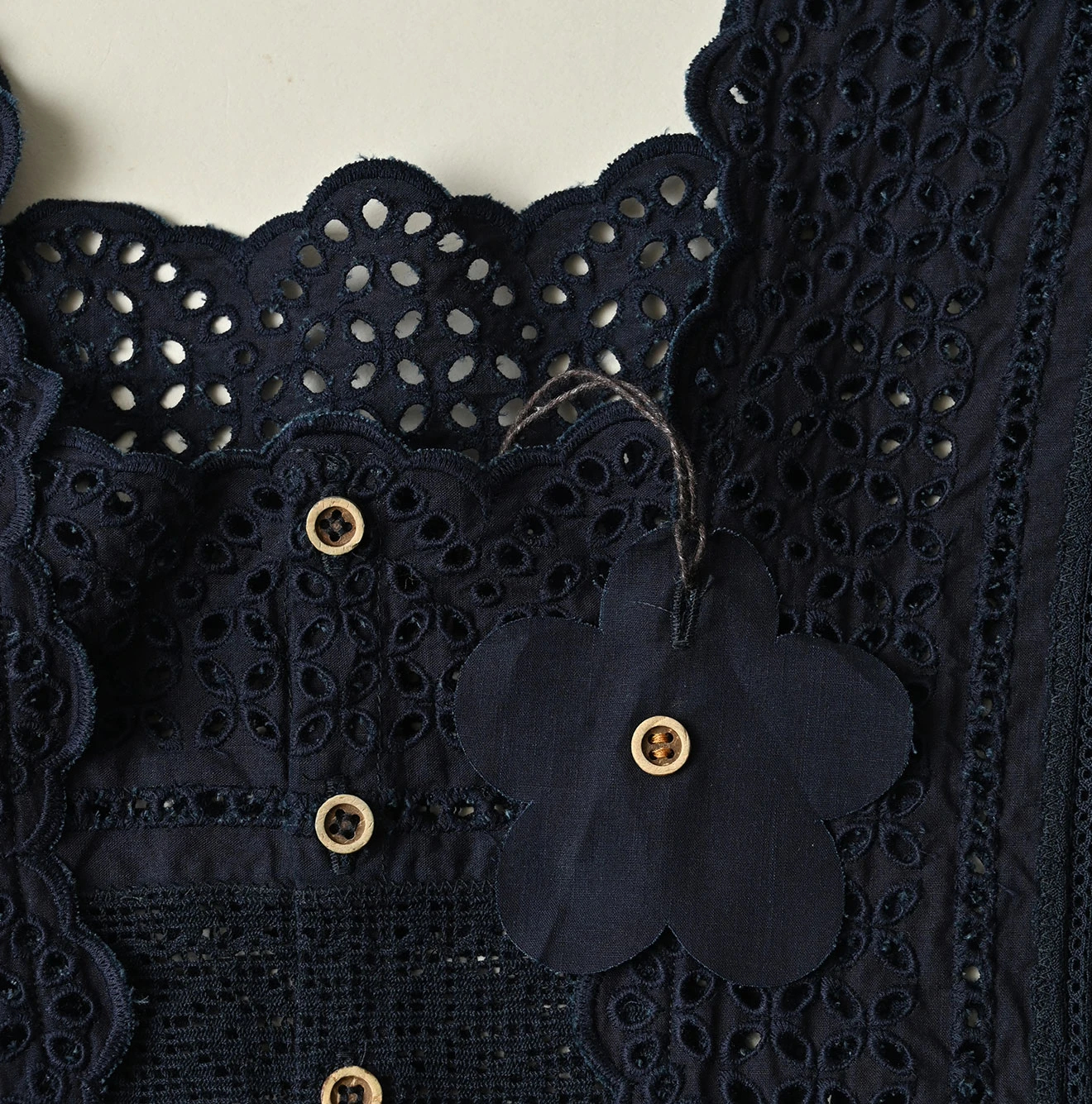 45R(フォーティファイブアール) |バチストカットワークのノースリーブトップ（インディゴ）