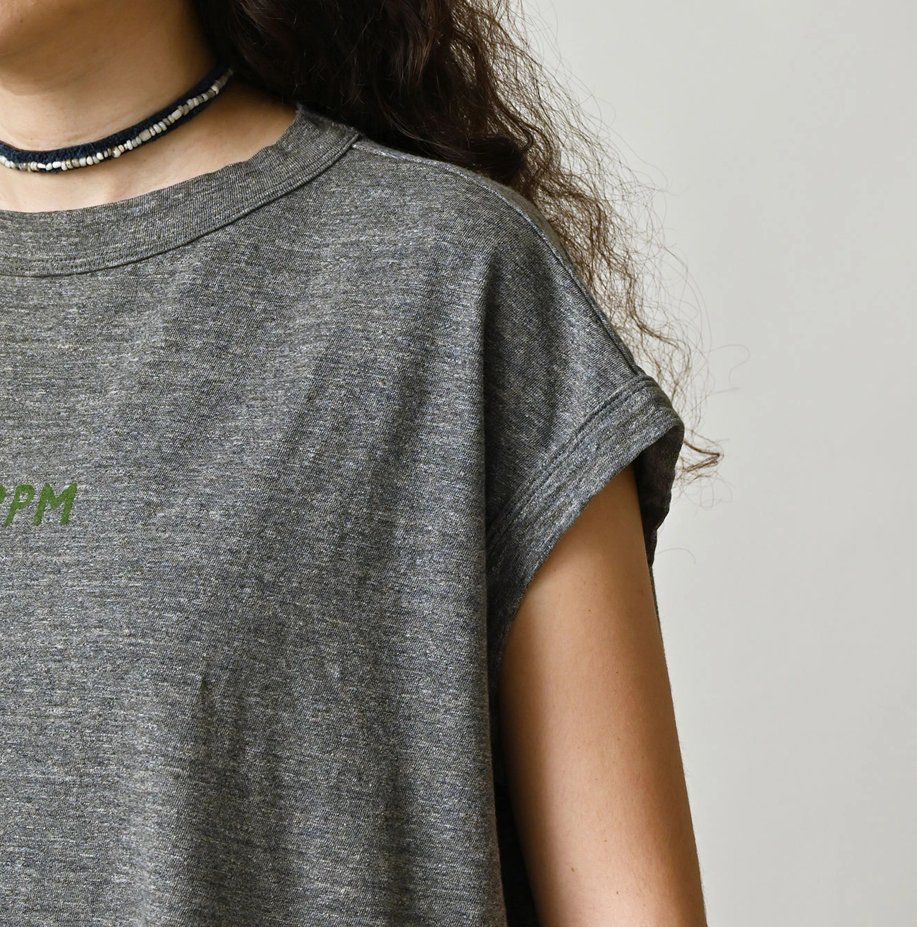 45R(フォーティファイブアール) |ピッコロゴプリントのギャザーＭキャミ（トップ）