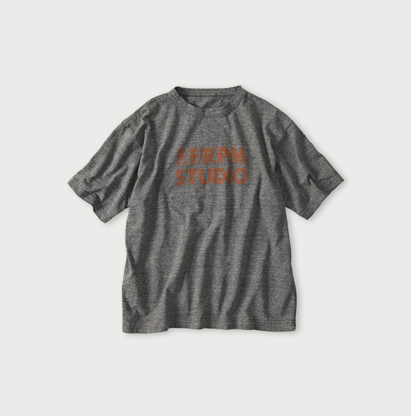 45R(フォーティファイブアール) |ボールドロゴプリントの908オーシャンTシャツ（トップ）