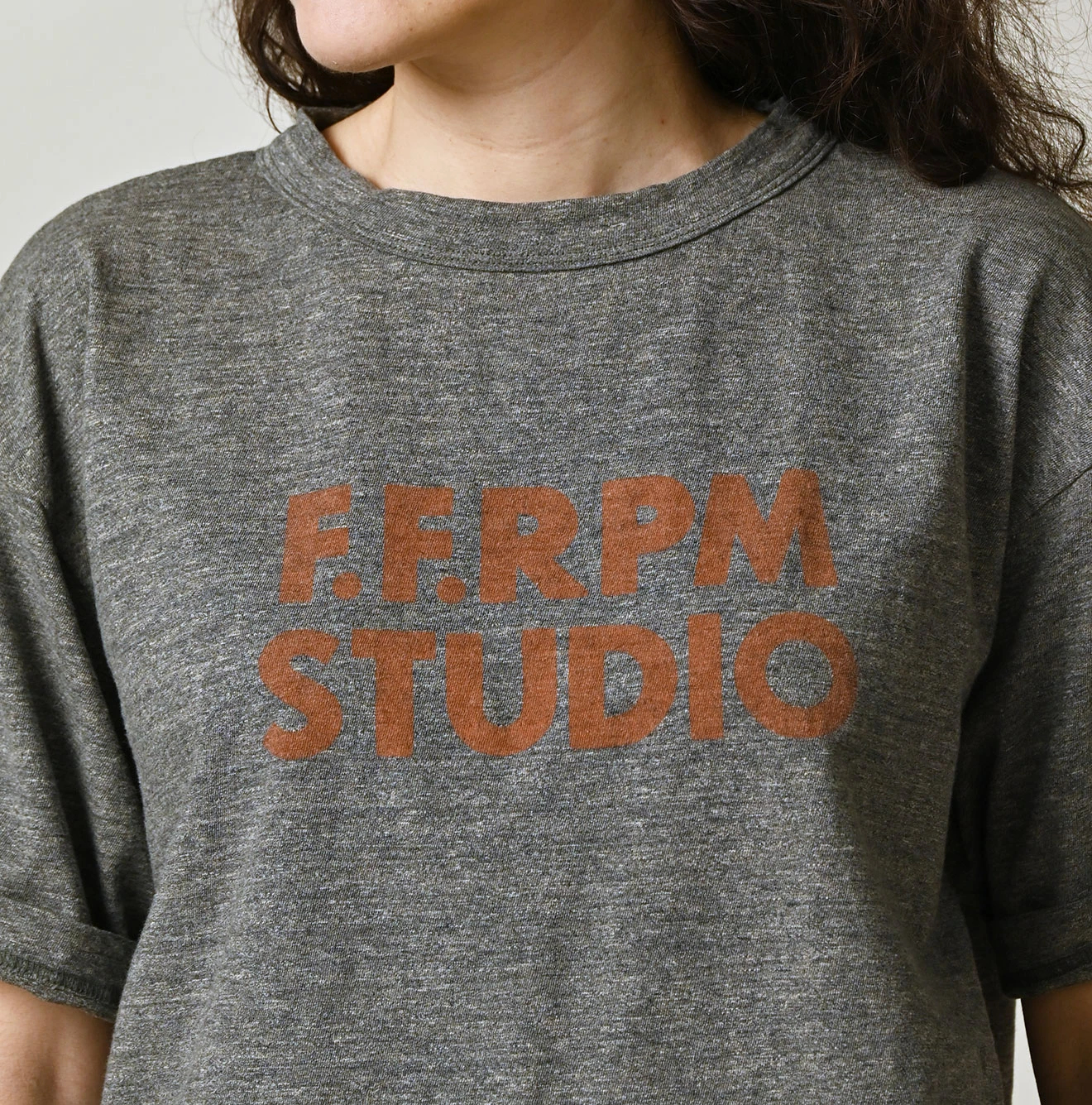 45R(フォーティファイブアール) |ボールドロゴプリントの908オーシャンTシャツ（トップ）