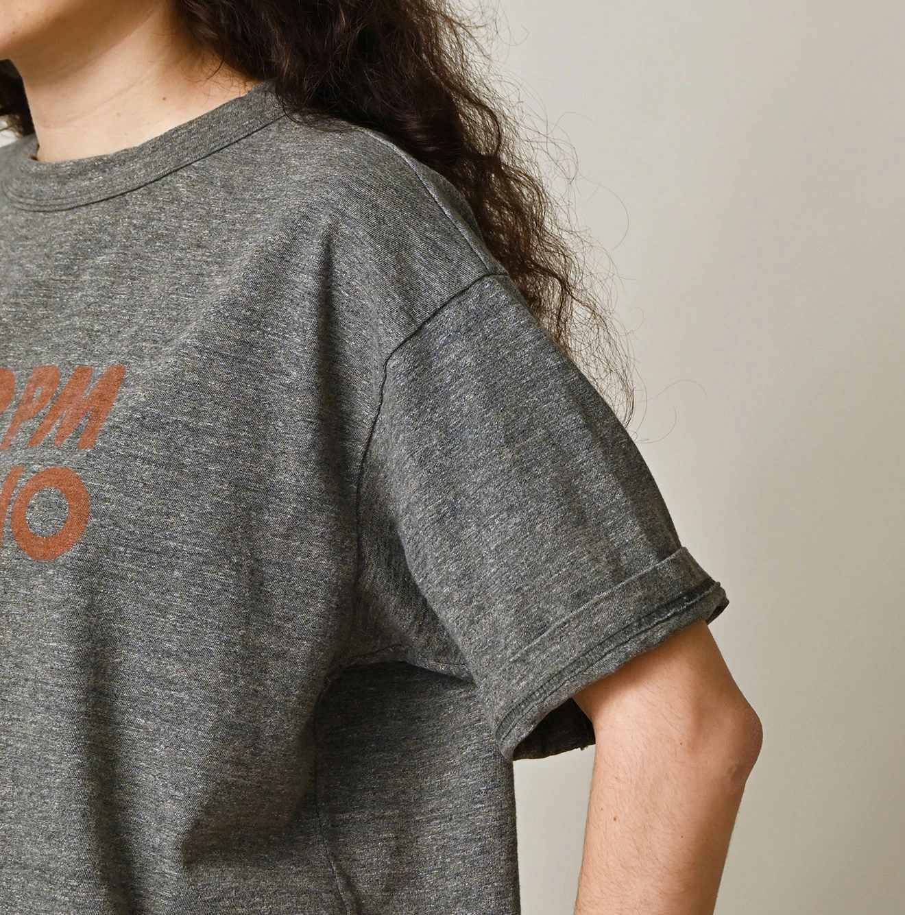 45R(フォーティファイブアール) |ボールドロゴプリントの908オーシャンTシャツ（トップ）