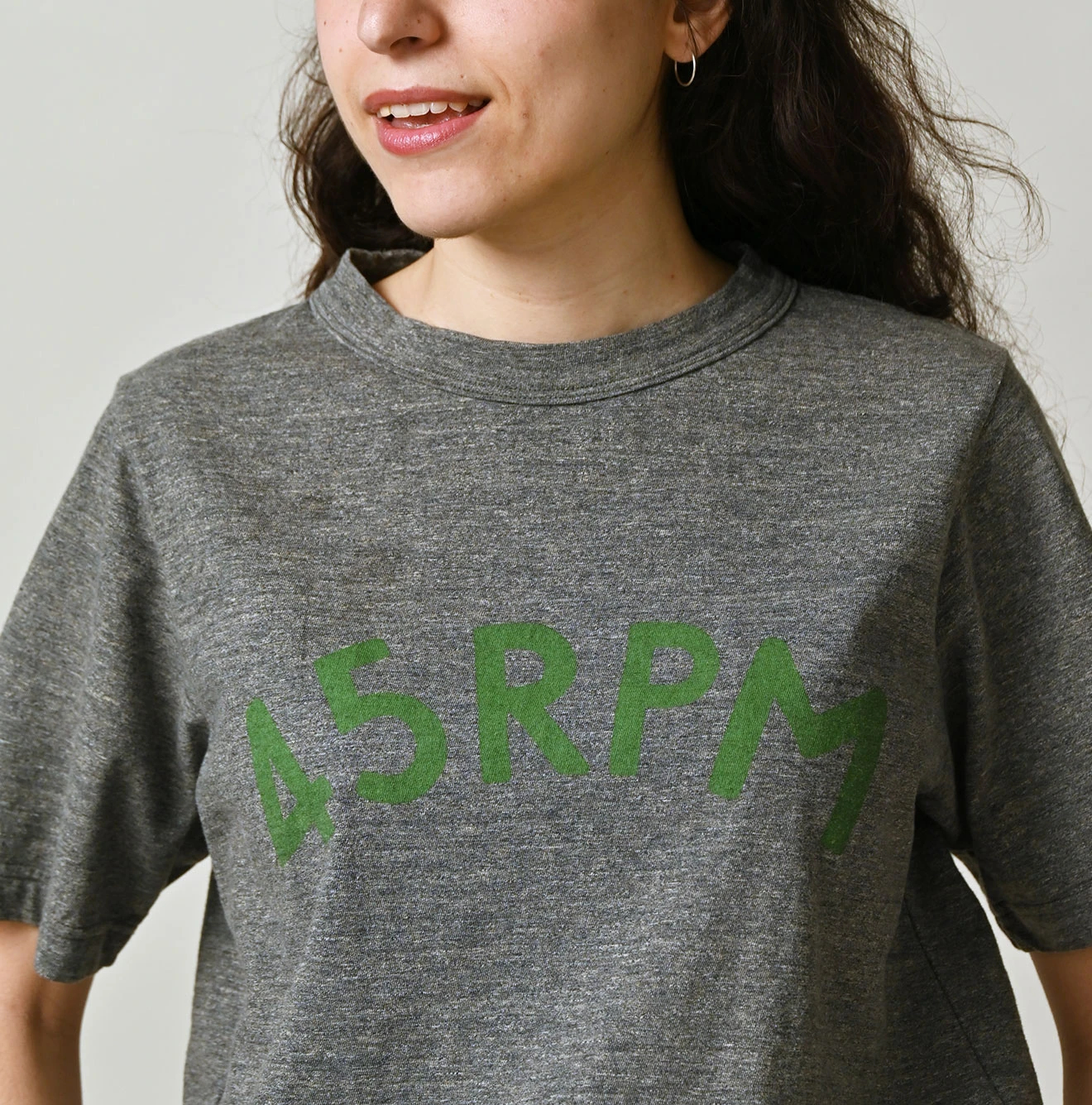 45R(フォーティファイブアール) |ビッグロゴプリントの908Tシャツ（トップ）