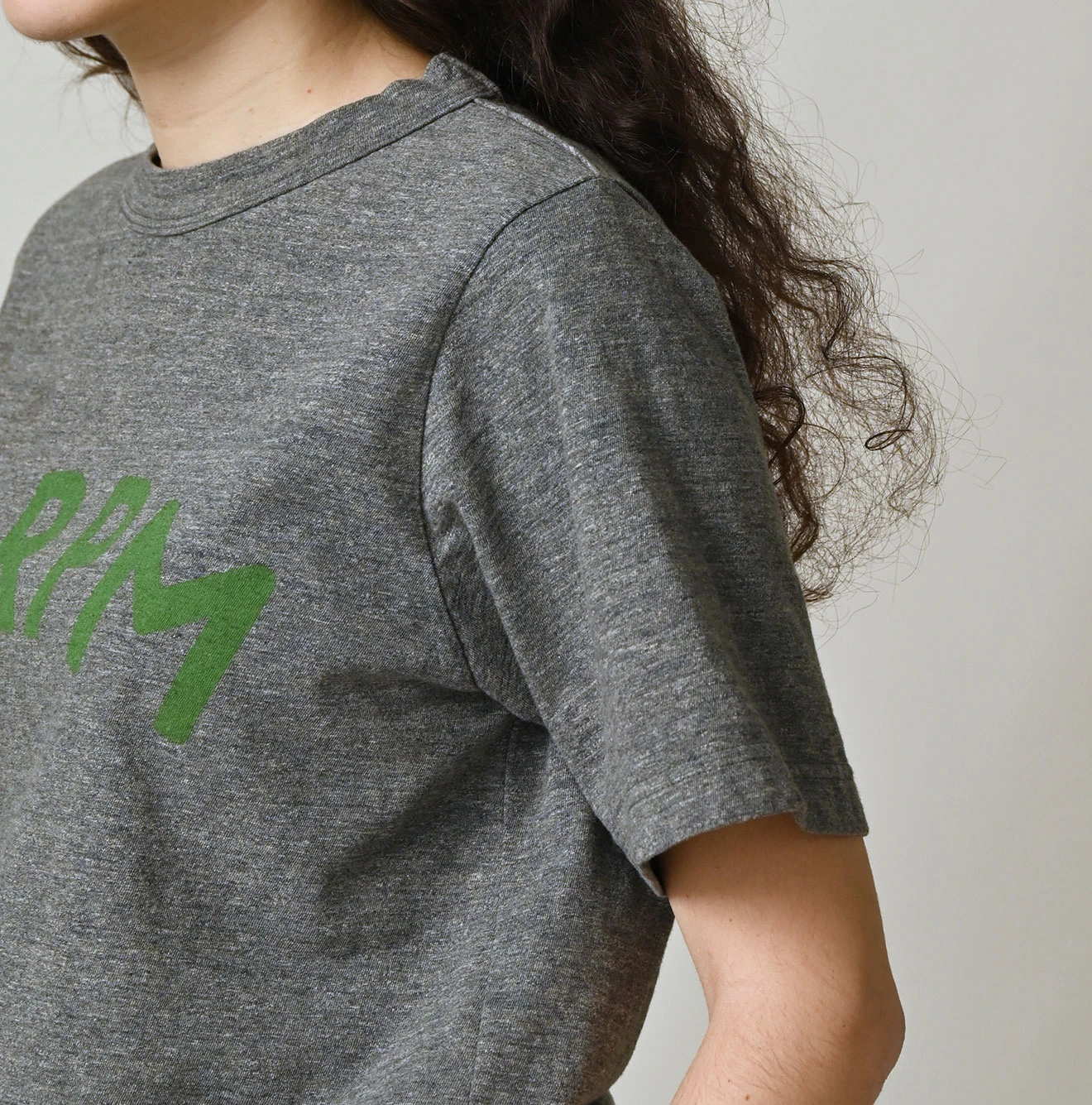 45R(フォーティファイブアール) |ビッグロゴプリントの908Tシャツ（トップ）