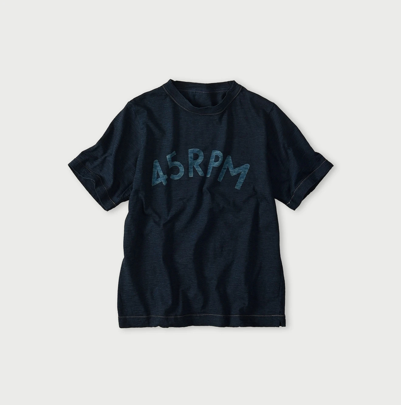 45R(フォーティファイブアール) |ビッグロゴプリントの908Tシャツ（インディゴ）