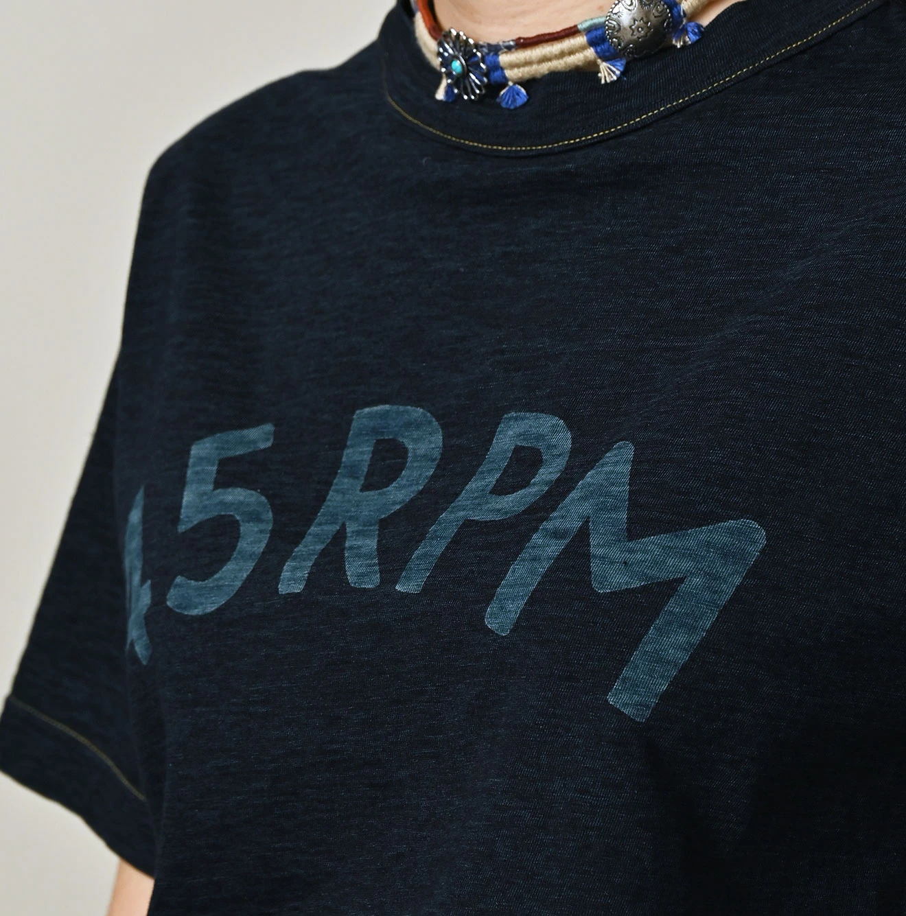 45R(フォーティファイブアール) |ビッグロゴプリントの908Tシャツ（インディゴ）