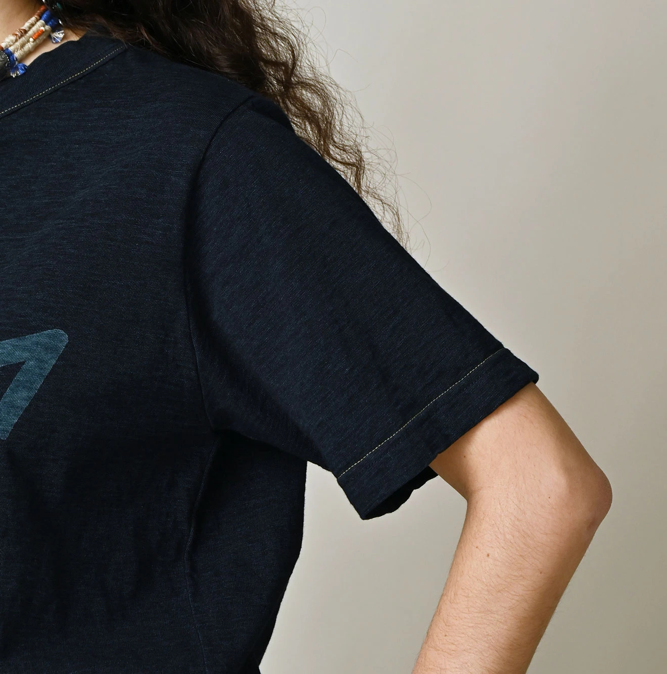 45R(フォーティファイブアール) |ビッグロゴプリントの908Tシャツ（インディゴ）