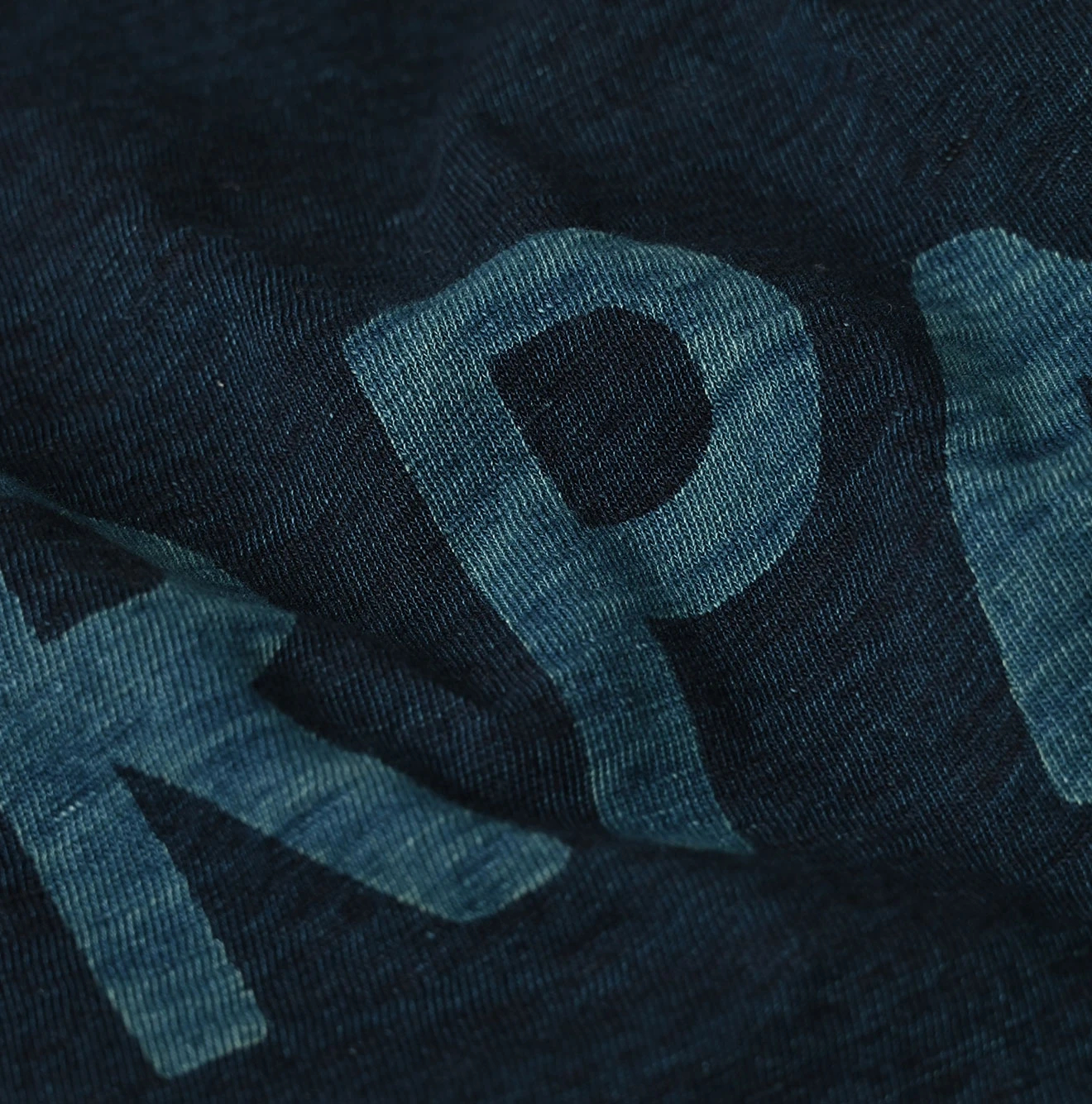 45R(フォーティファイブアール) |ビッグロゴプリントの908Tシャツ（インディゴ）