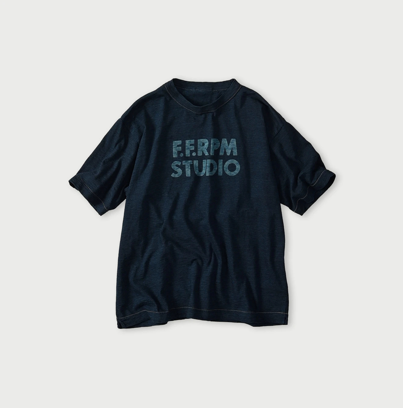 45R(フォーティファイブアール) |ボールドロゴプリントの908オーシャンTシャツ（インディゴ）