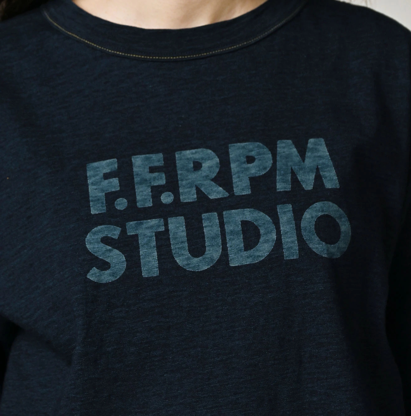 45R(フォーティファイブアール) |ボールドロゴプリントの908オーシャンTシャツ（インディゴ）