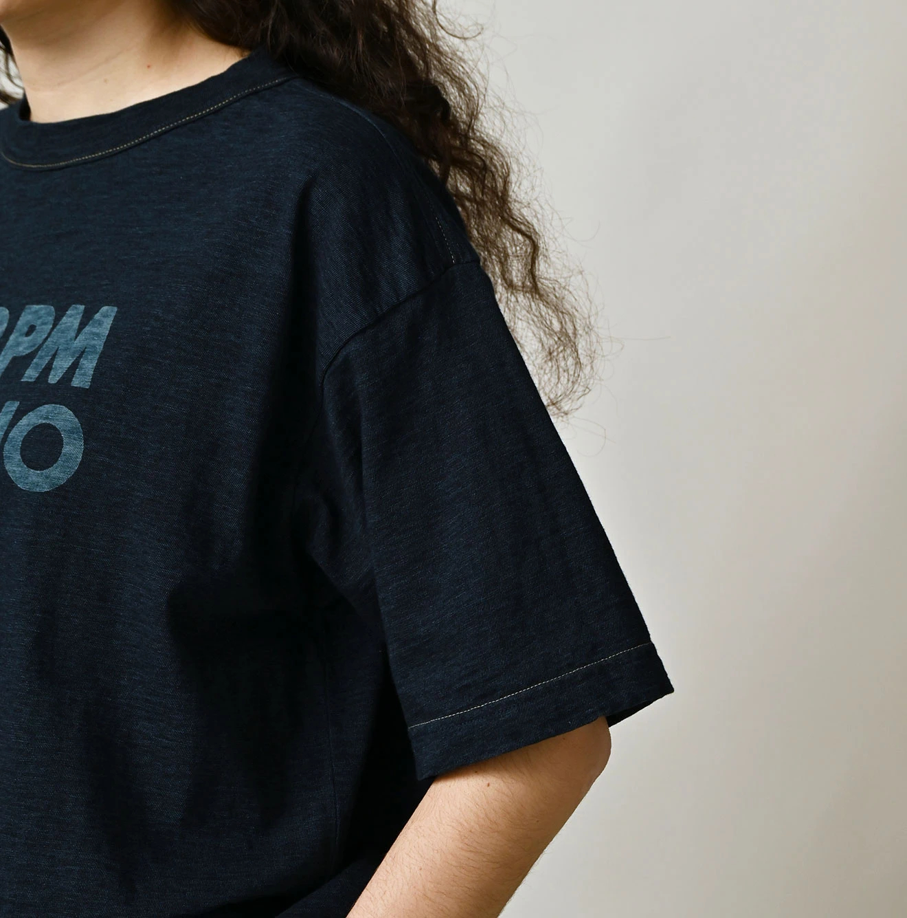 45R(フォーティファイブアール) |ボールドロゴプリントの908オーシャンTシャツ（インディゴ）