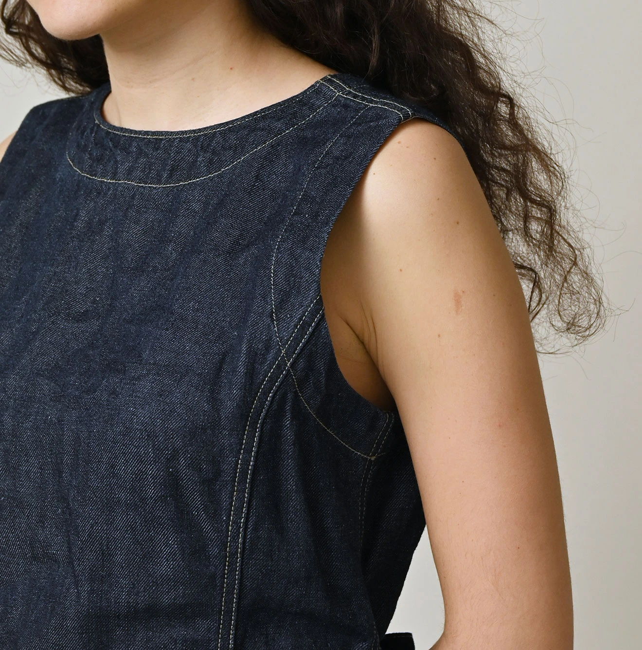 45R(フォーティファイブアール) |リネンデニムのオープンノースリーブ（濃）