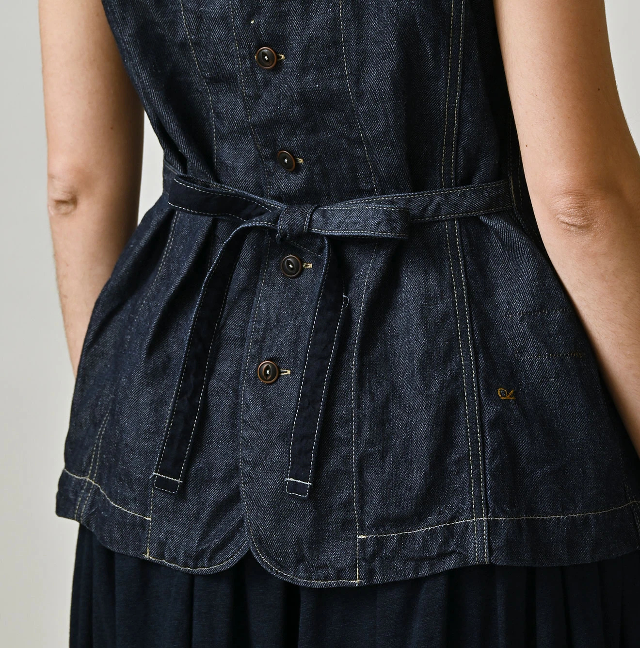 45R(フォーティファイブアール) |リネンデニムのオープンノースリーブ（濃）