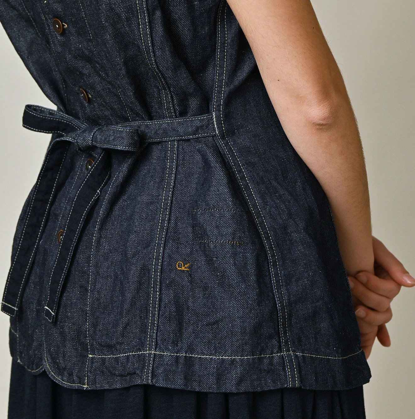 45R(フォーティファイブアール) |リネンデニムのオープンノースリーブ（濃）